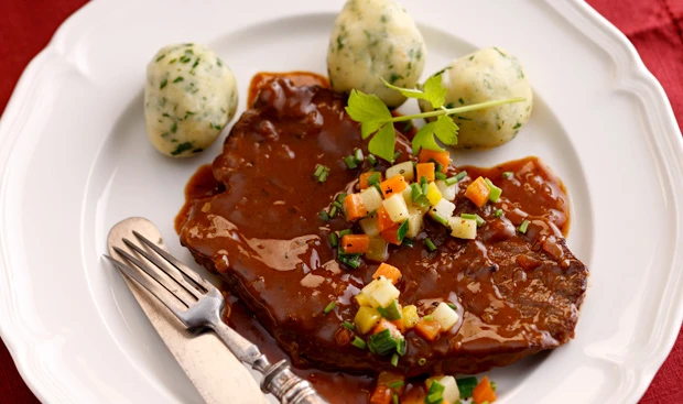 Geschmortes Rindsschnitzel mit Kräuter-Grießknöderln