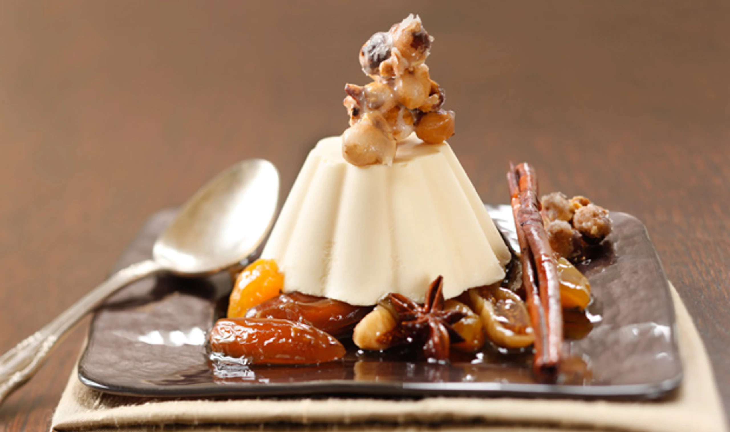 Weißes Kaffeeparfait mit Krokant und marinierten Trockenfrüchten