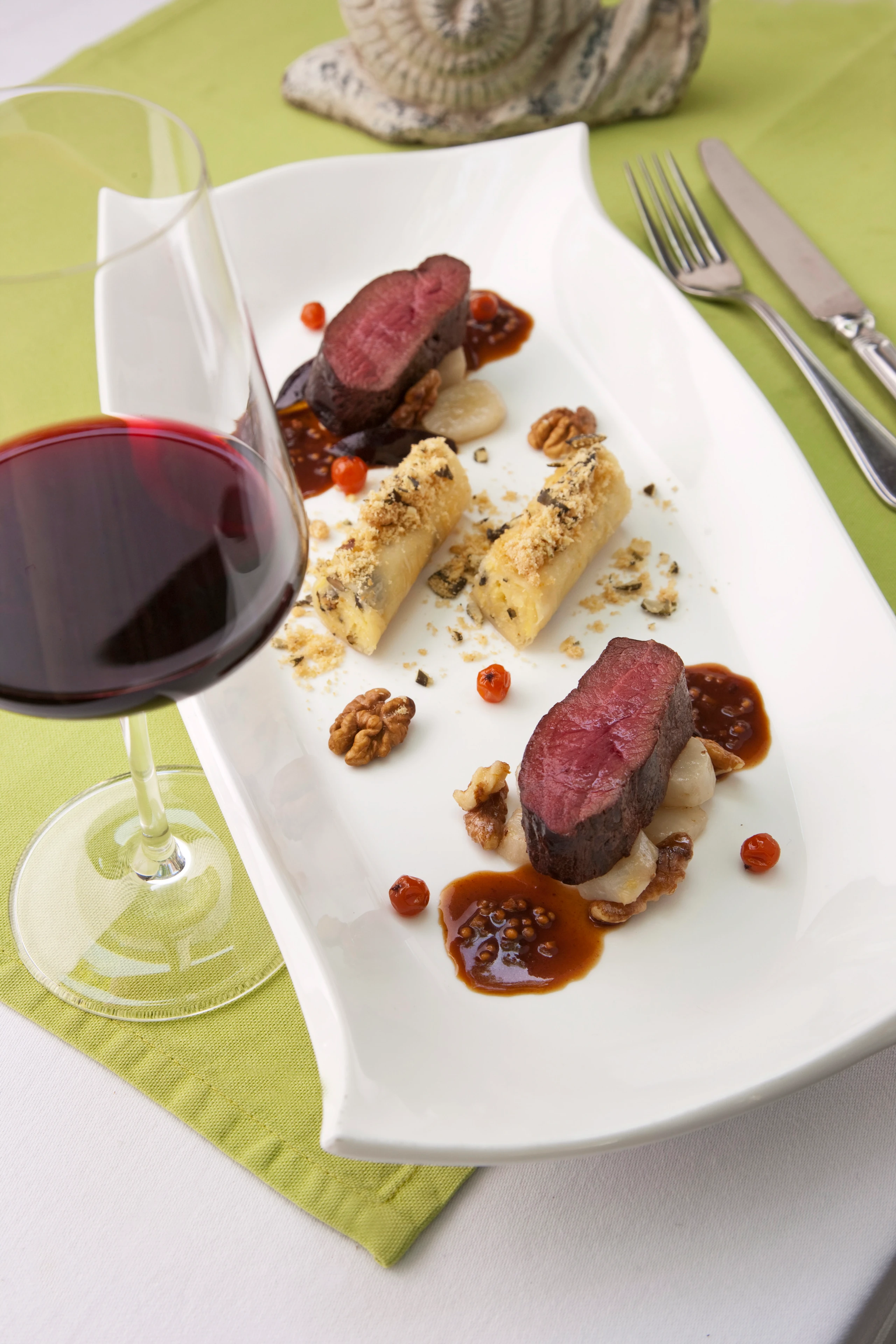 Rehfilet mit Topinamburgröstl und Kürbisstrudel