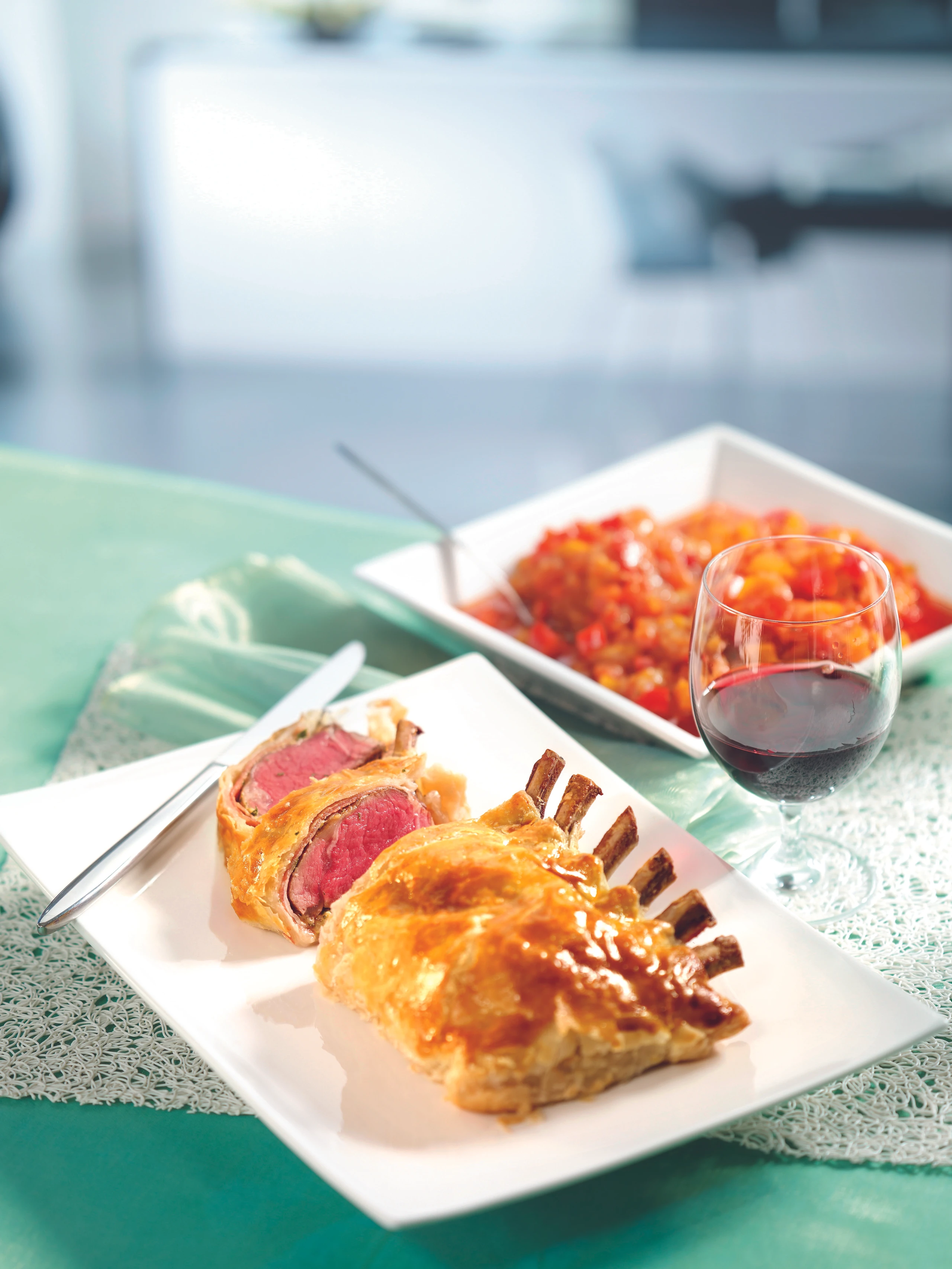 Lammrückenfilet im Blätterteig mit Thymian-Reis und Paprika-Confit