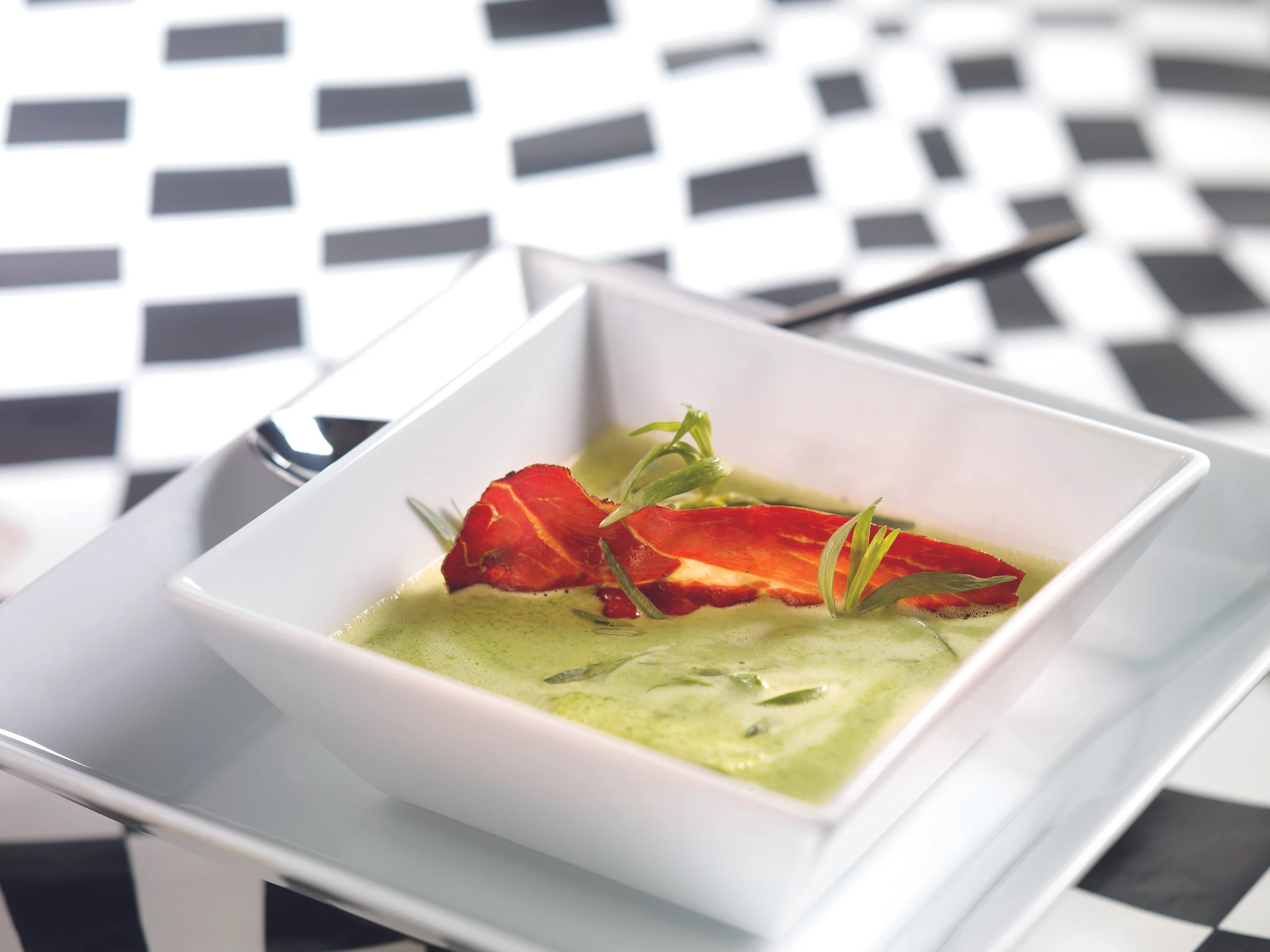 Kräuterschaum-Suppe mit Schinkenchips