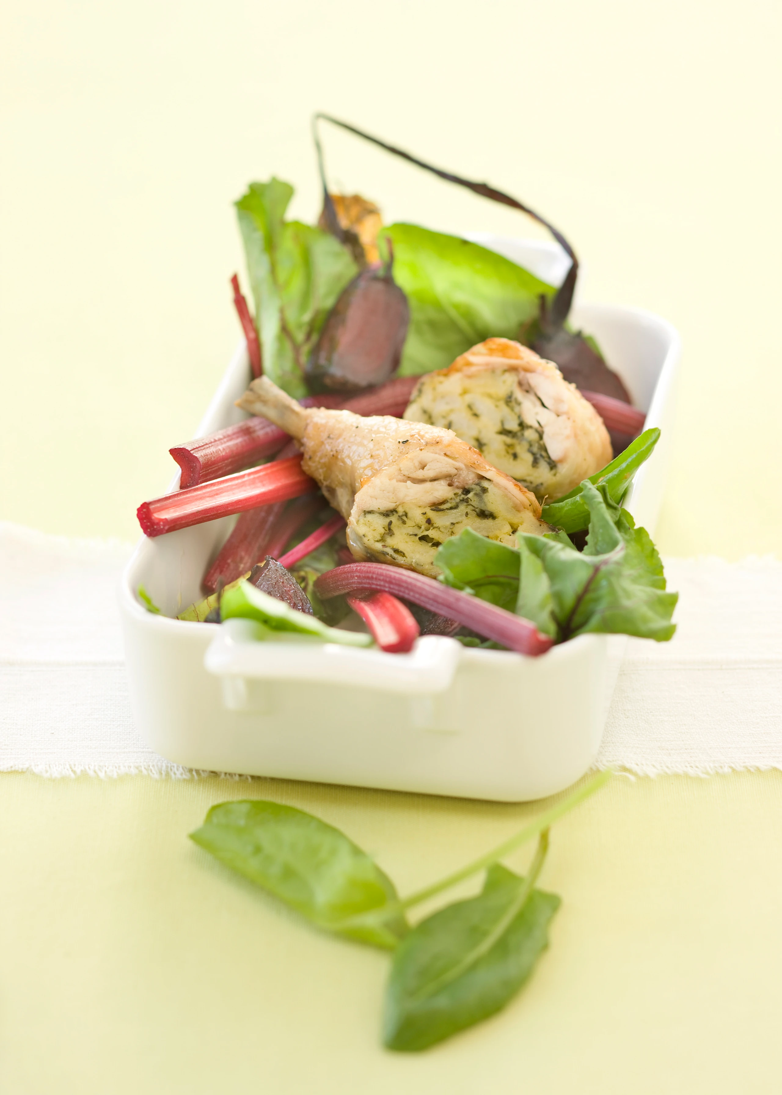 Hühnerkeule mit Sauerampferfülle und geschmorten Roten Rüben