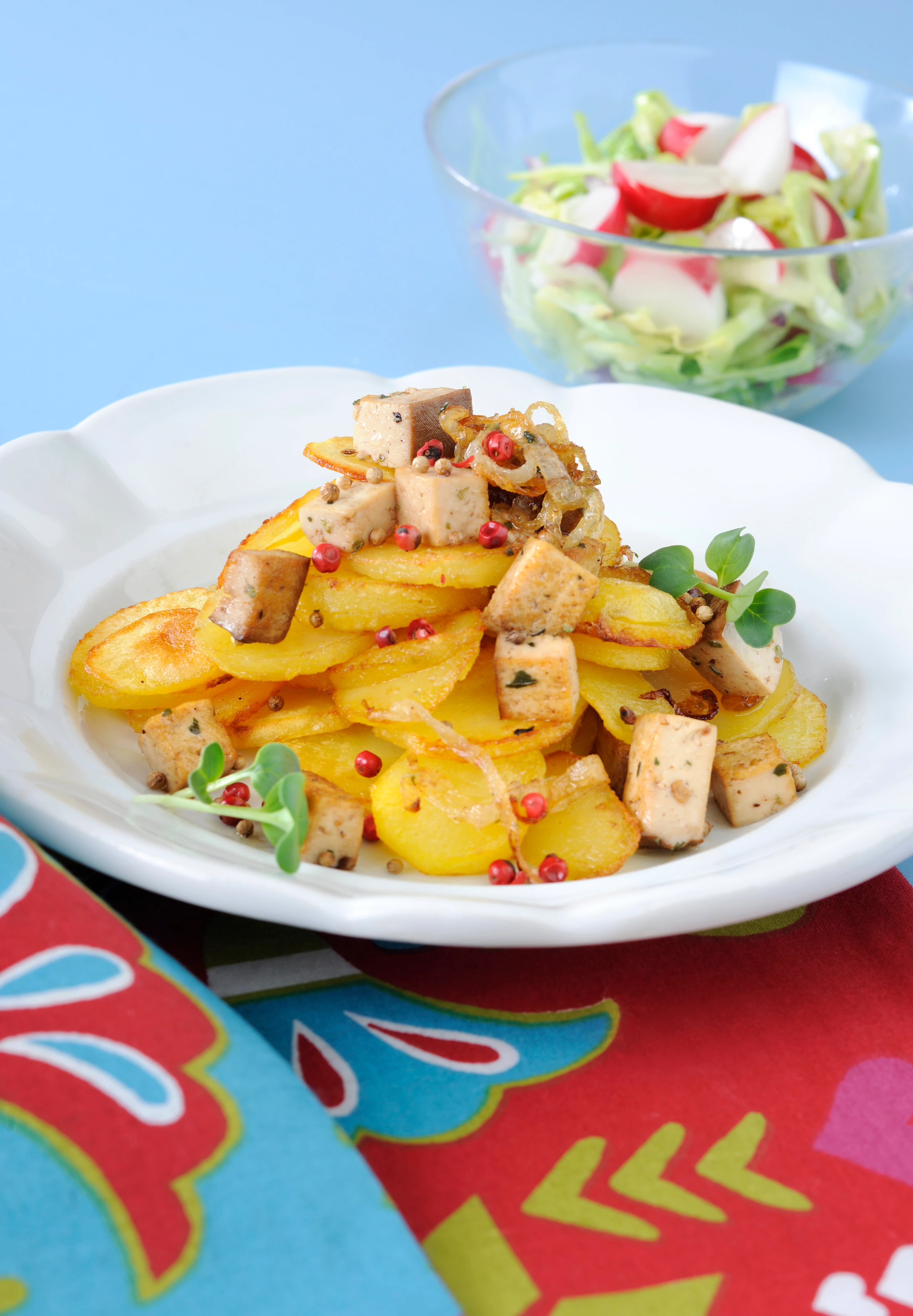Erdäpfel-Gröstl mit Räuchertofu und Krautsalat