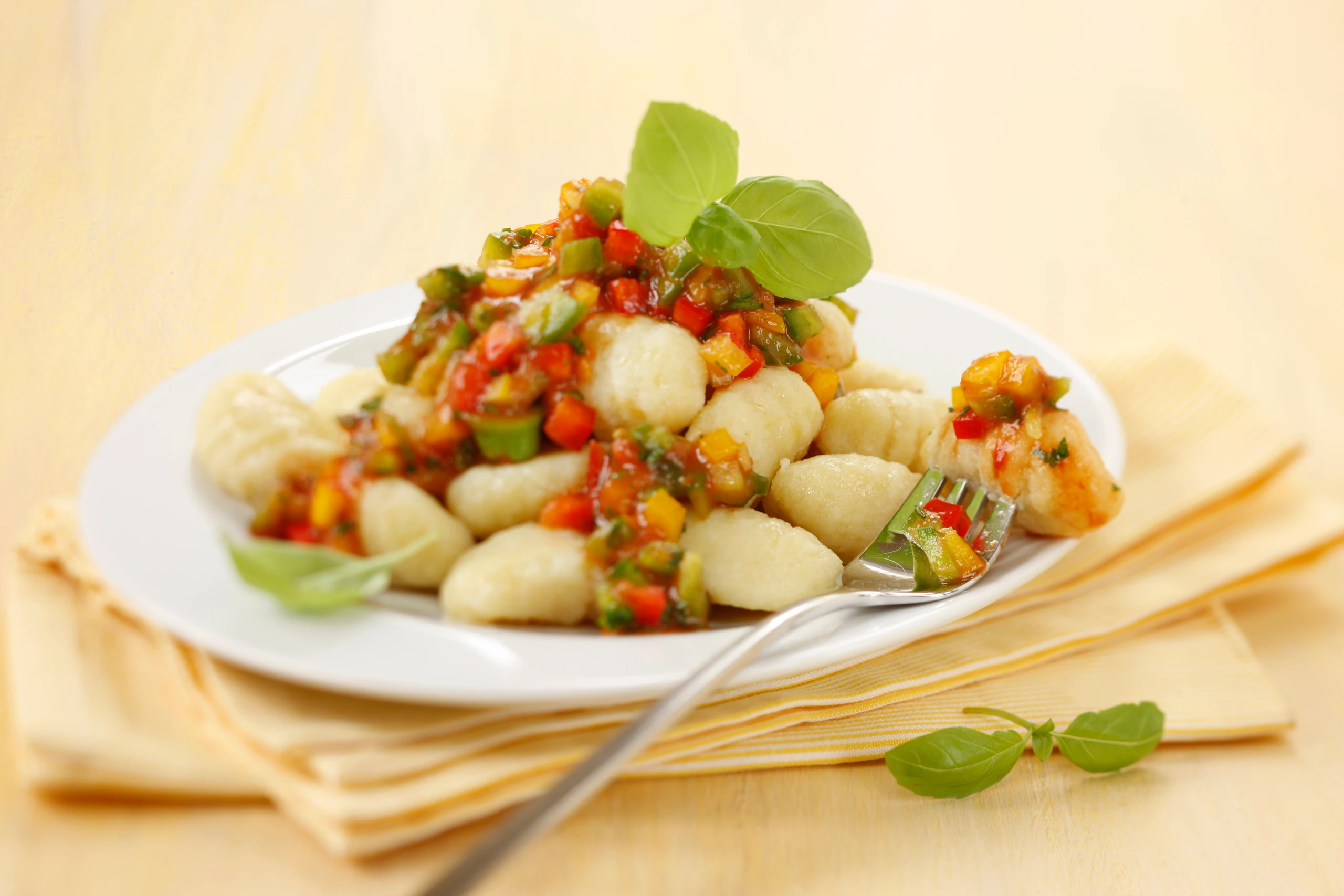 Gnocchi mit Paradeis-Paprikasauce
