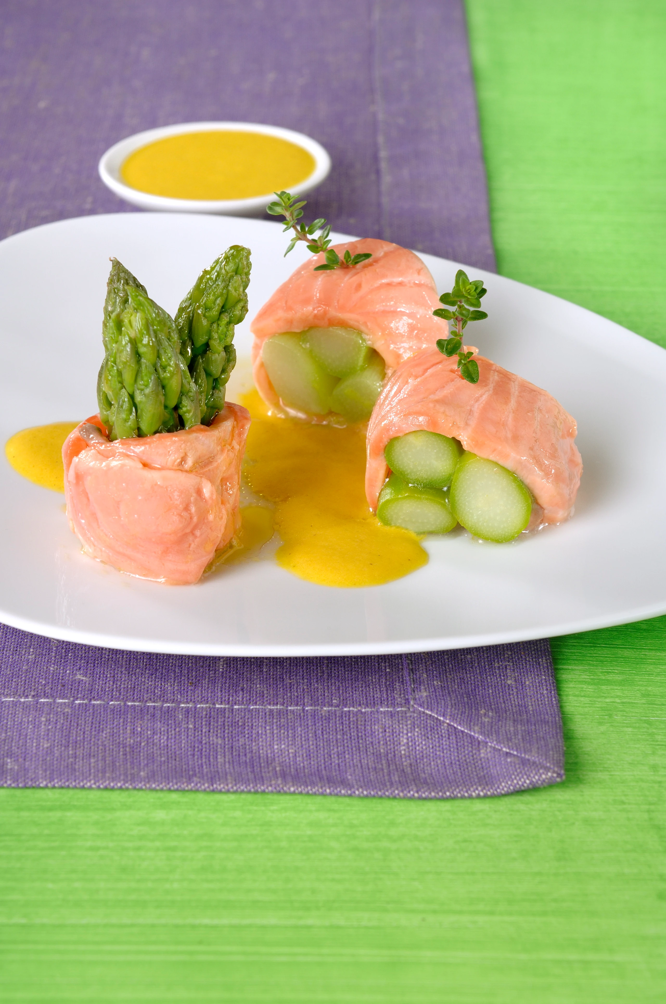 Spargelrollmops mit Paprika-Dip