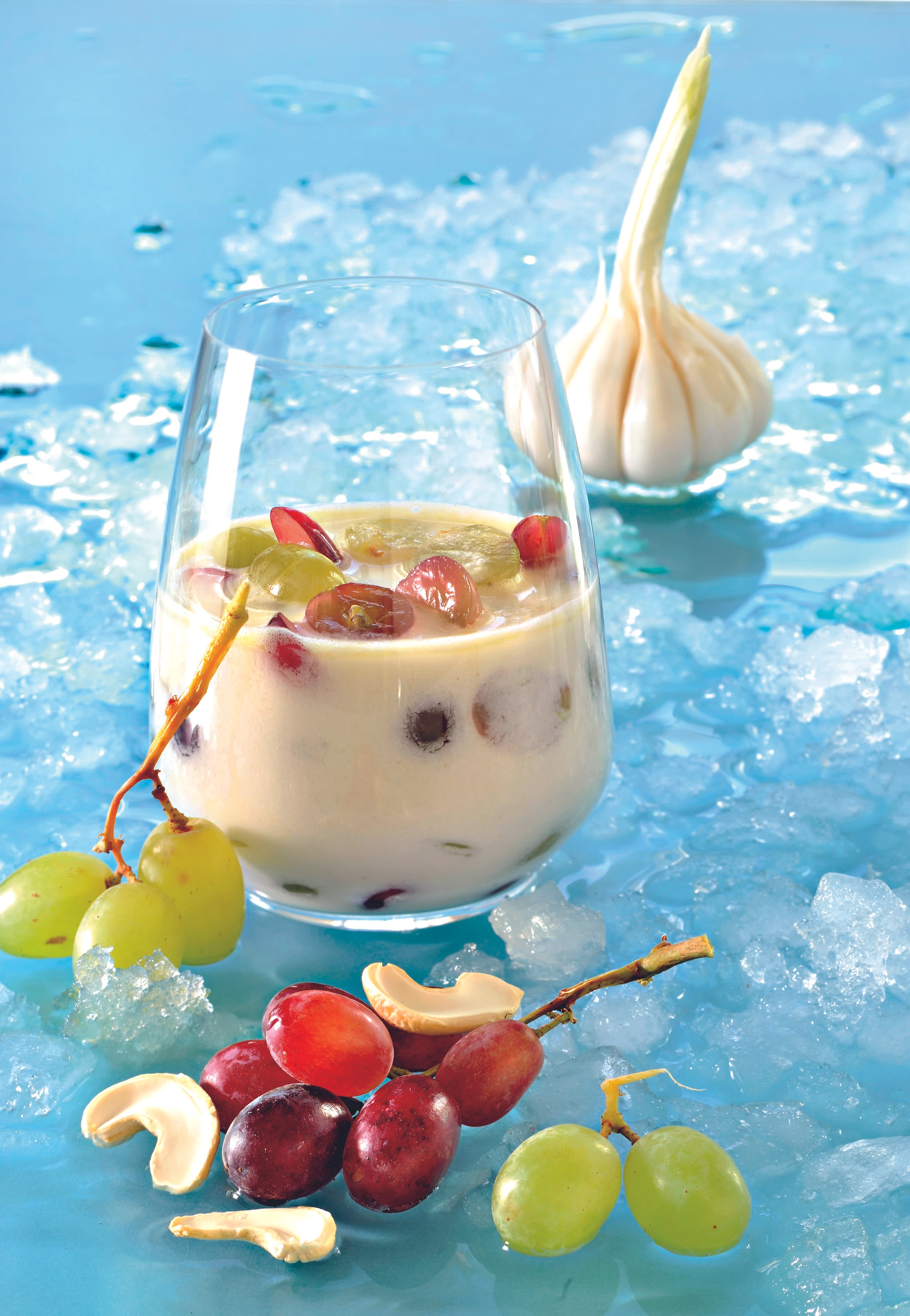 Cashew-Knoblauch-Suppe mit Trauben