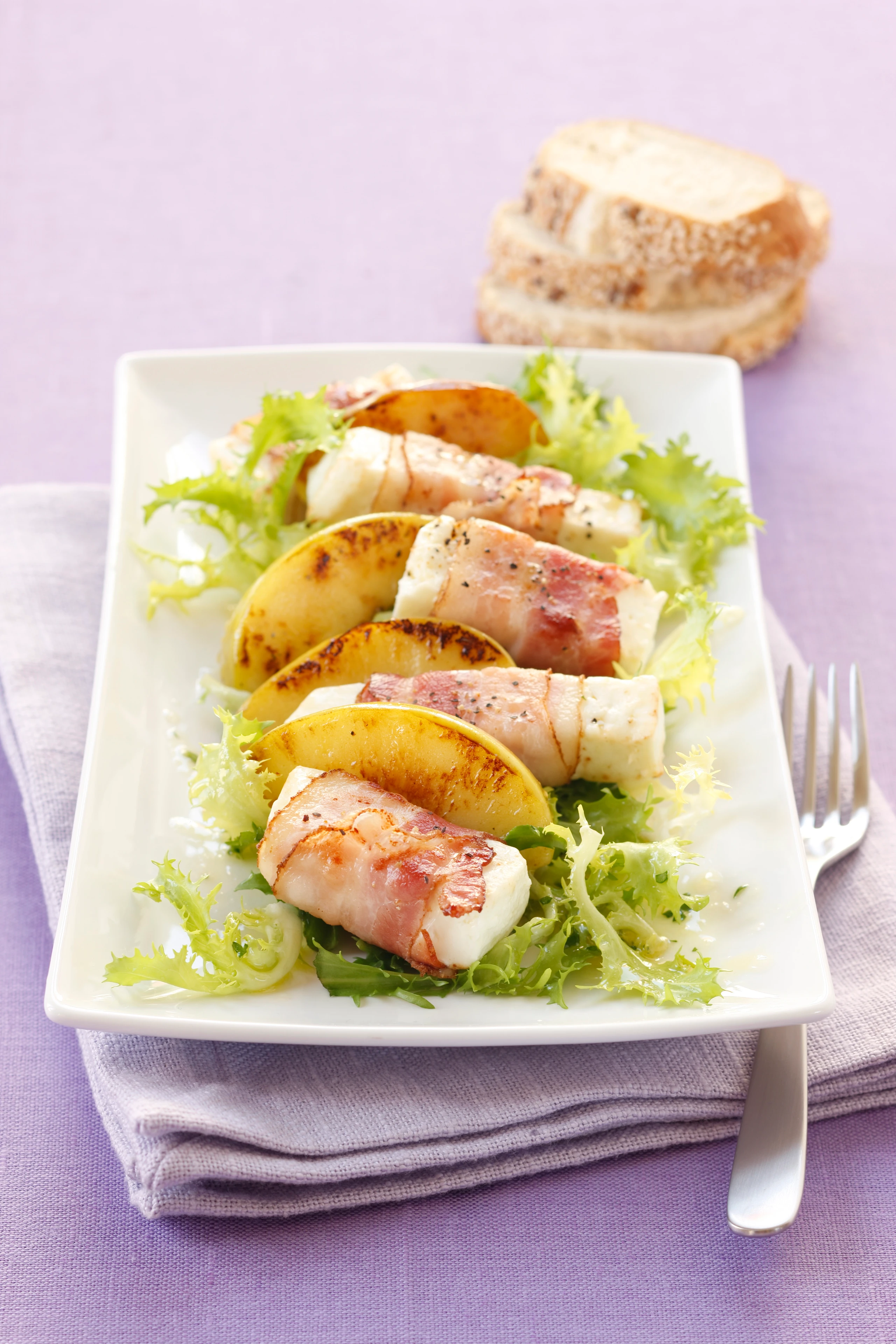 Schafkäse im Speckmantel mit Friséesalat