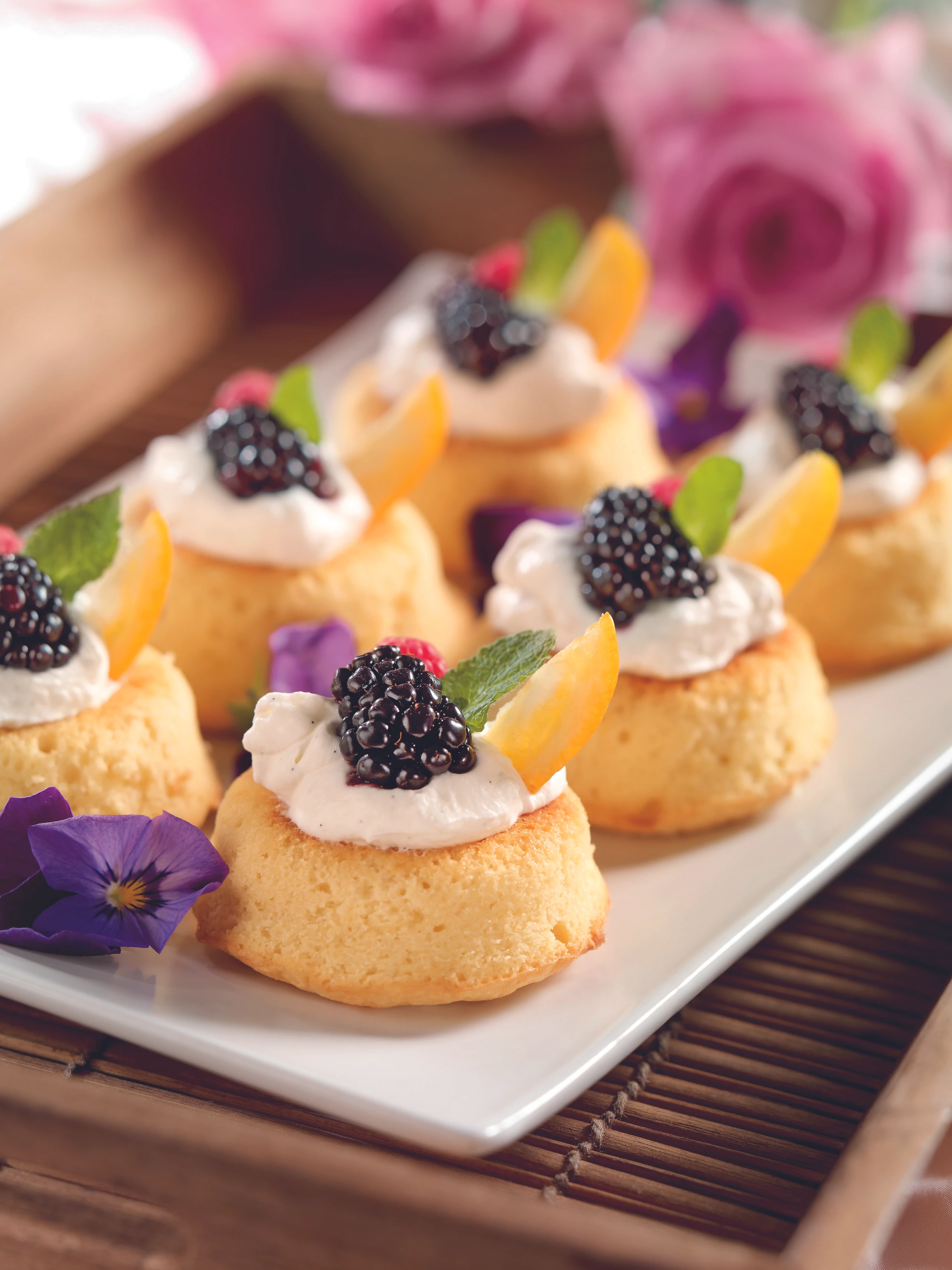 Zitronen-Savarins mit Vanilleobers