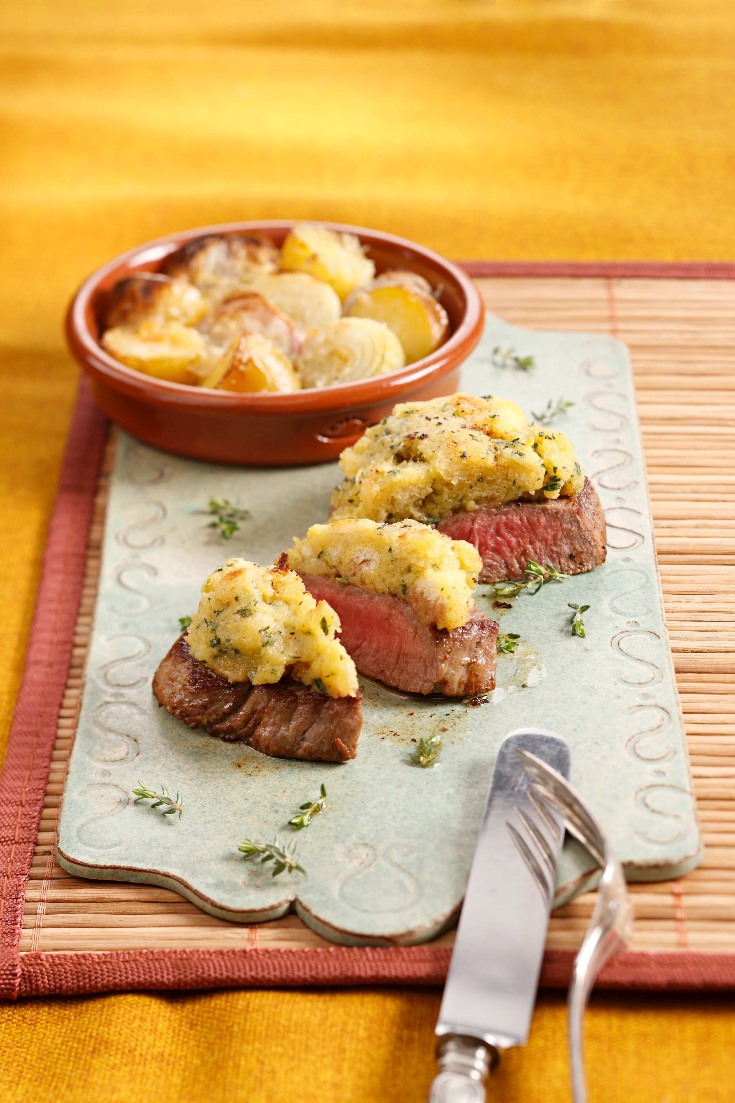 Hüferlsteak mit Kräuterkruste und Erdäpfel-Schalotten-Gratin