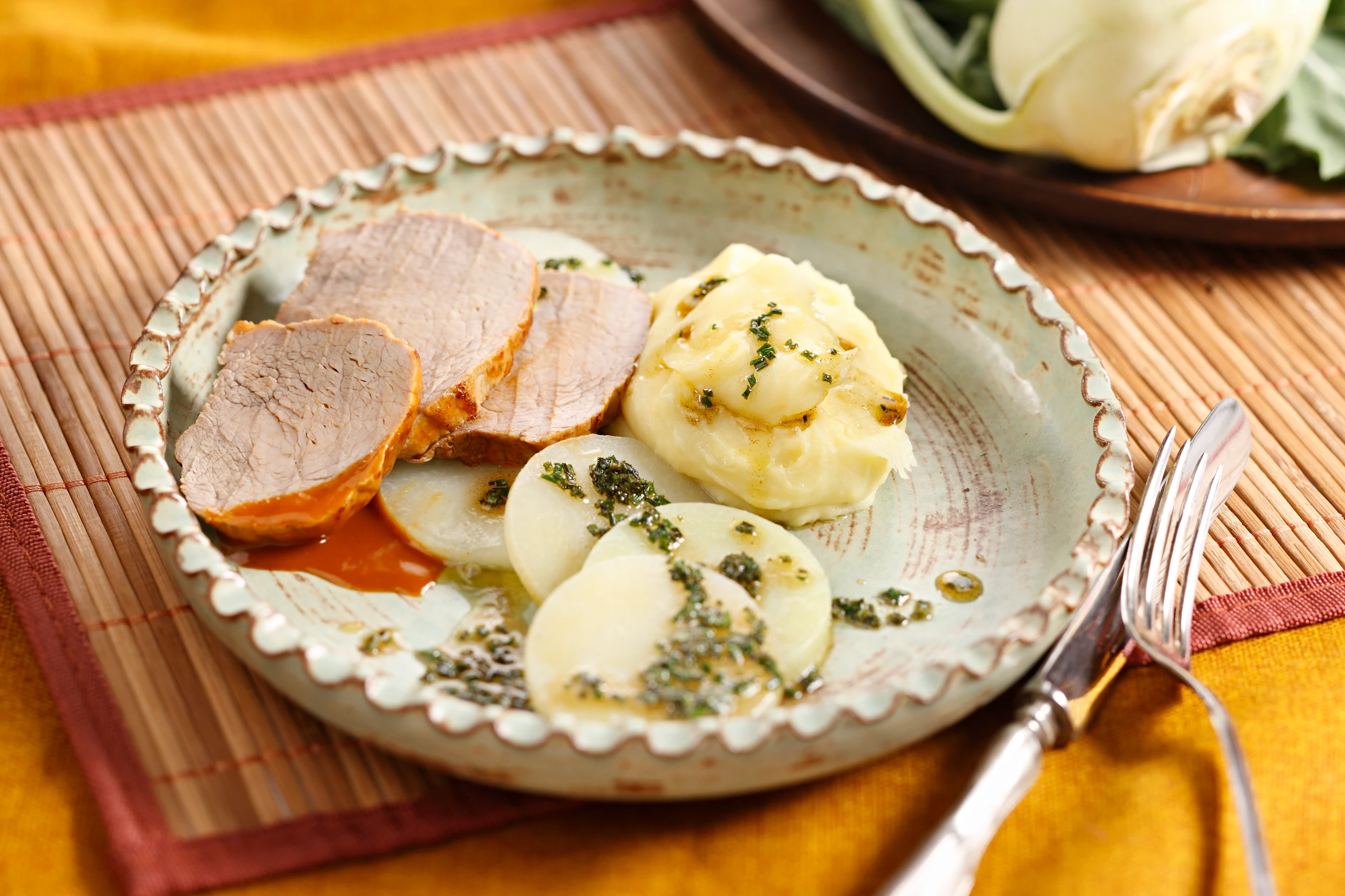 Geschmorte Kalbsnuss mit Butter-Kohlrabi und Bergkäse-Püree