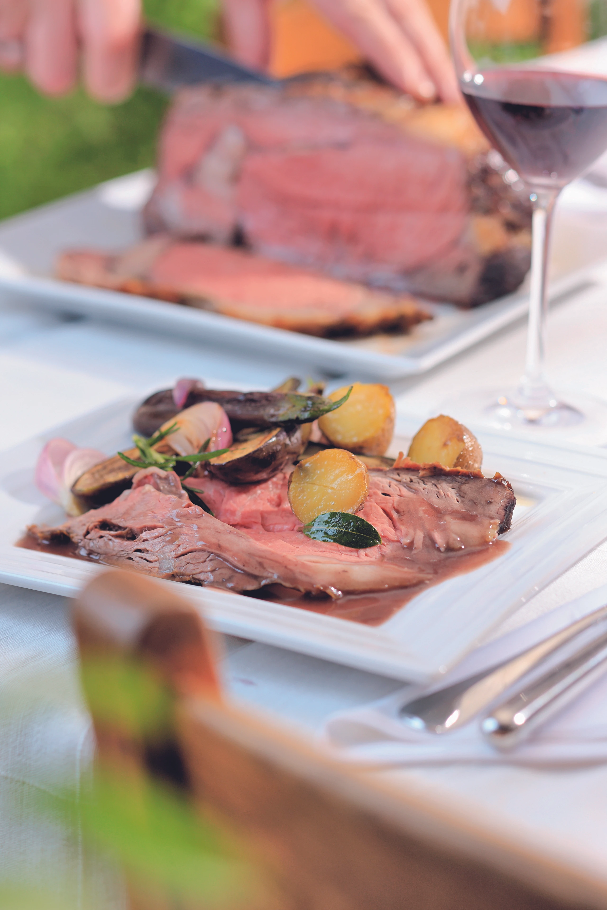 Roastbeef mit Mini-Ofen-Erdäpfeln und Melanzani