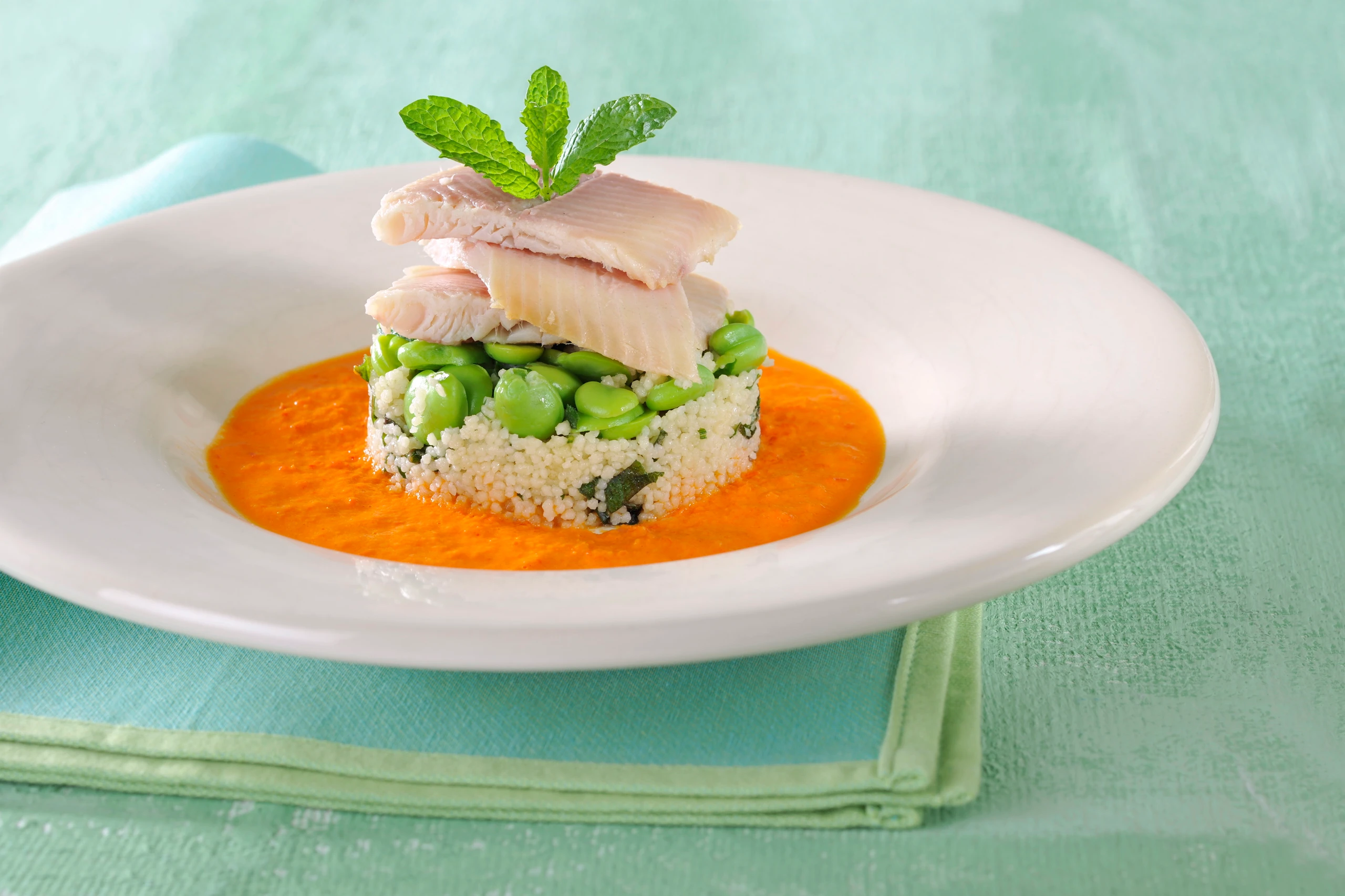 Saubohnen mit Minze-Couscous und Räucherforelle