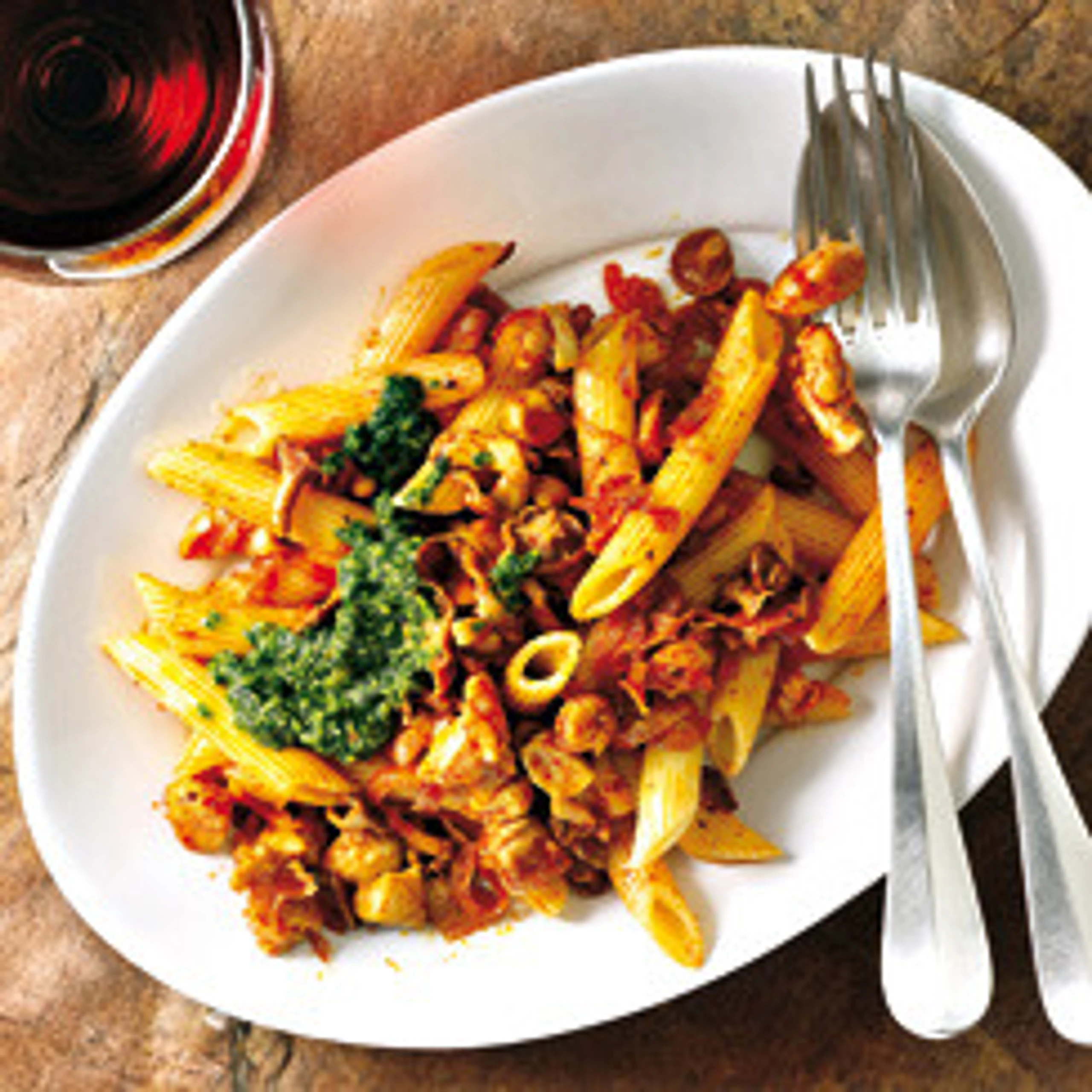 Penne mit Kaninchen und Eierschwammerln; Basilikum Melisse Pesto