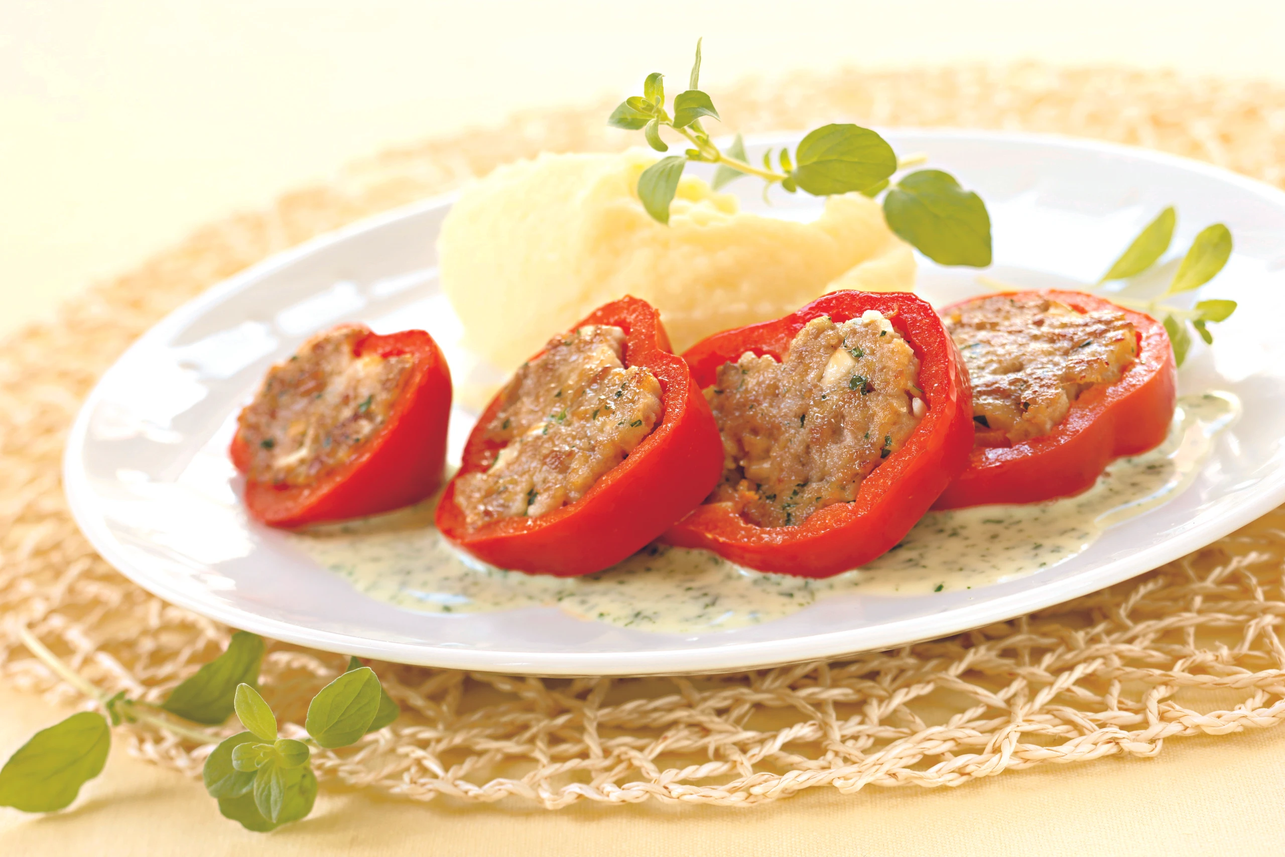 Faschiertes im Paprikaring mit Petersilsauce