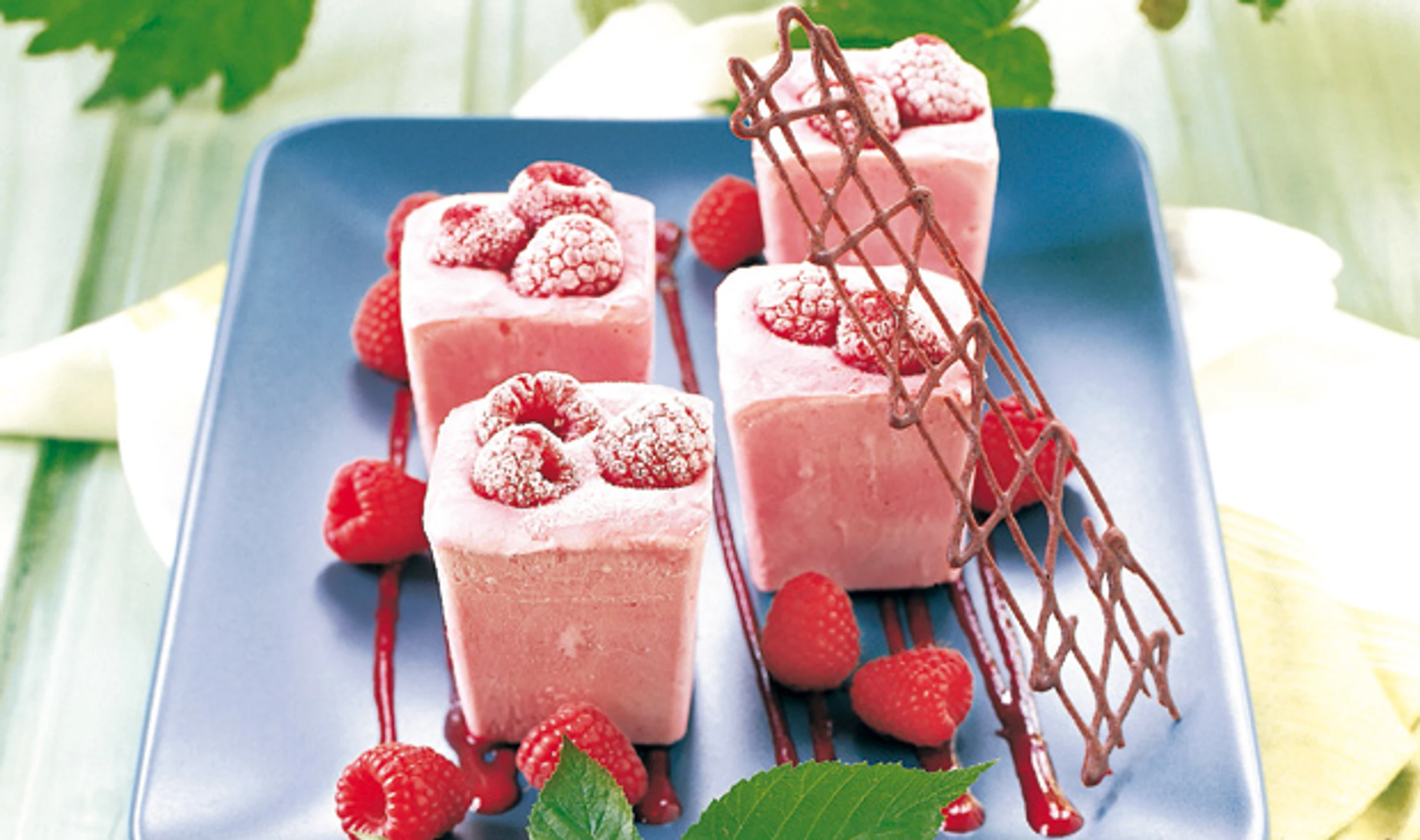 Himbeer Parfaits mit braunen Hippen