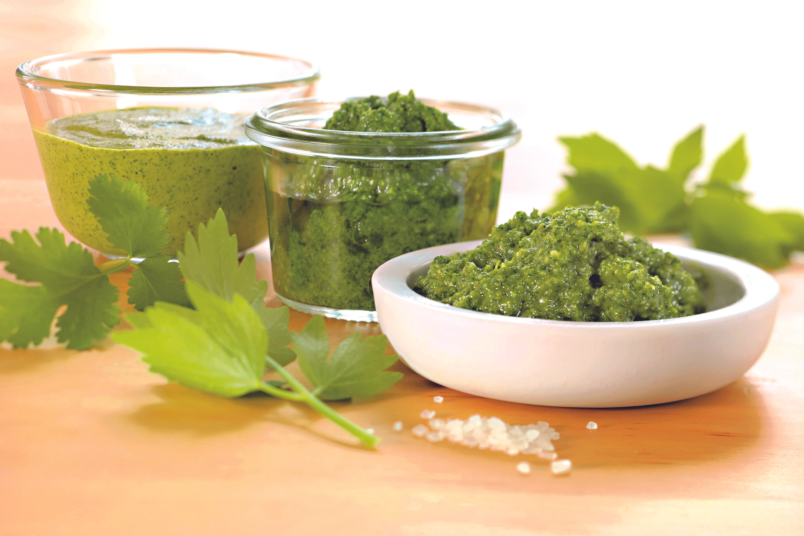 Liebstöckel-Pesto mit Pinienkernen
