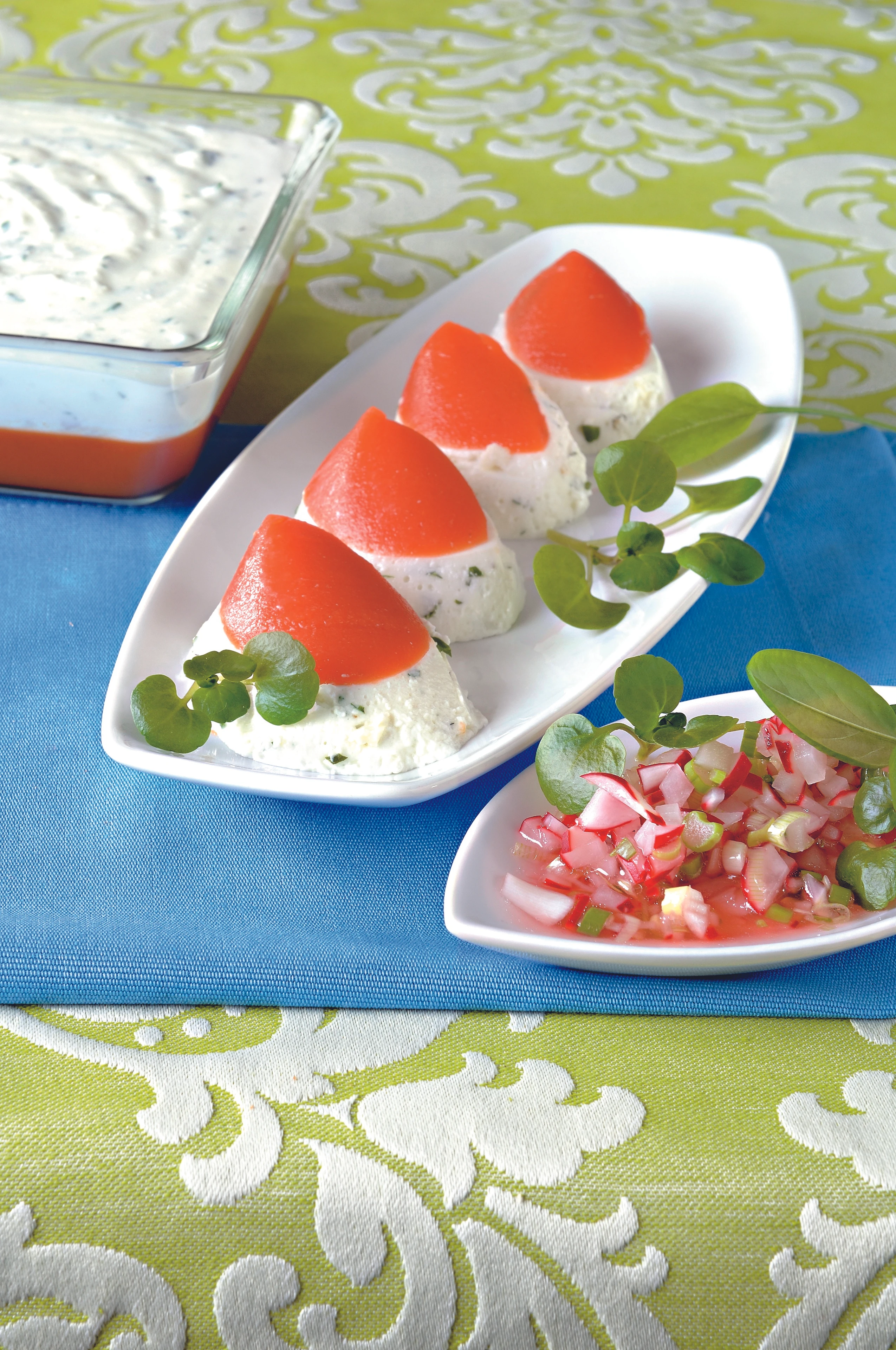 Rot-weiße Kräuter-Schafkäse-Joghurt-Mousse