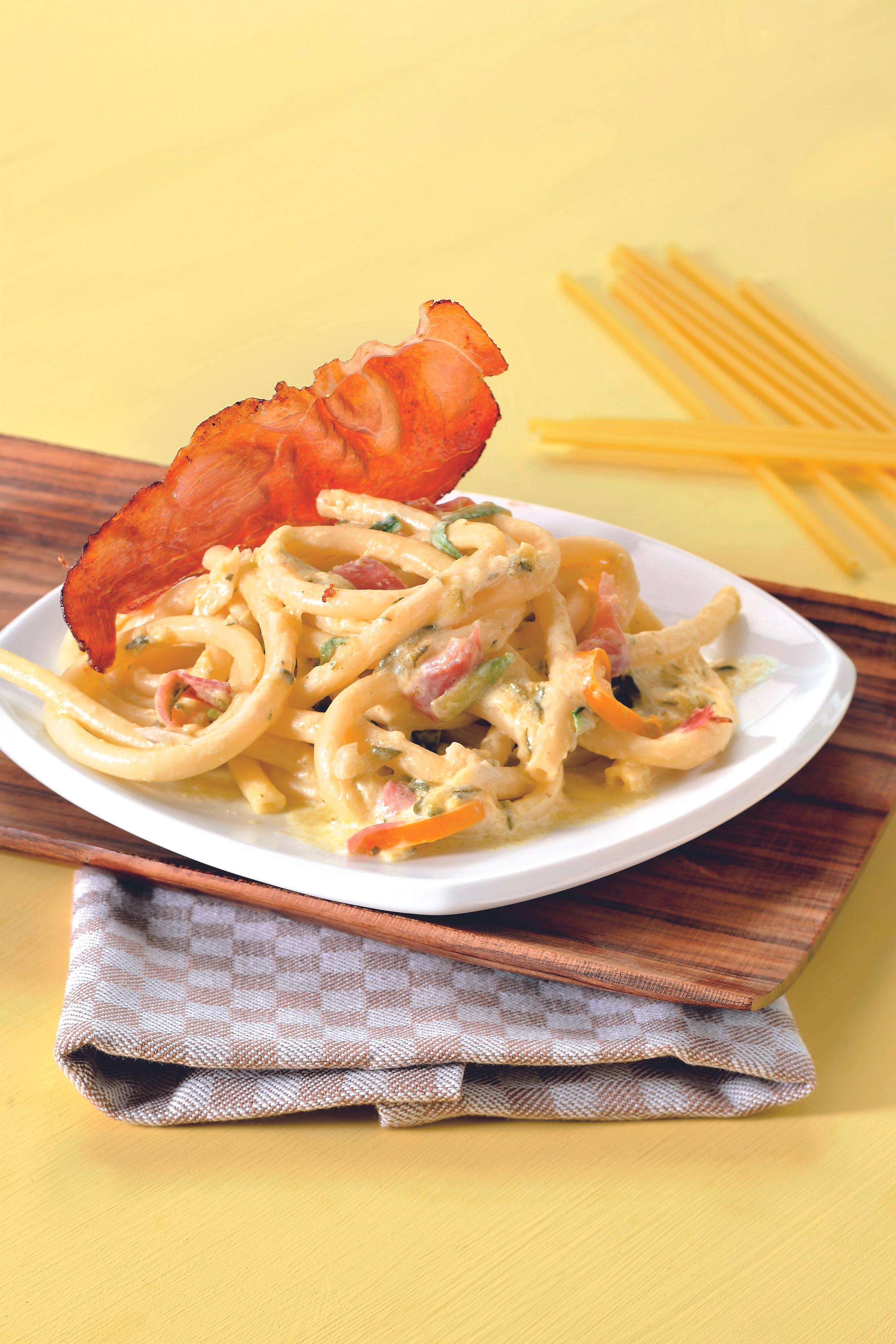 Maccaroni mit Zucchinisauce und Rohschinken