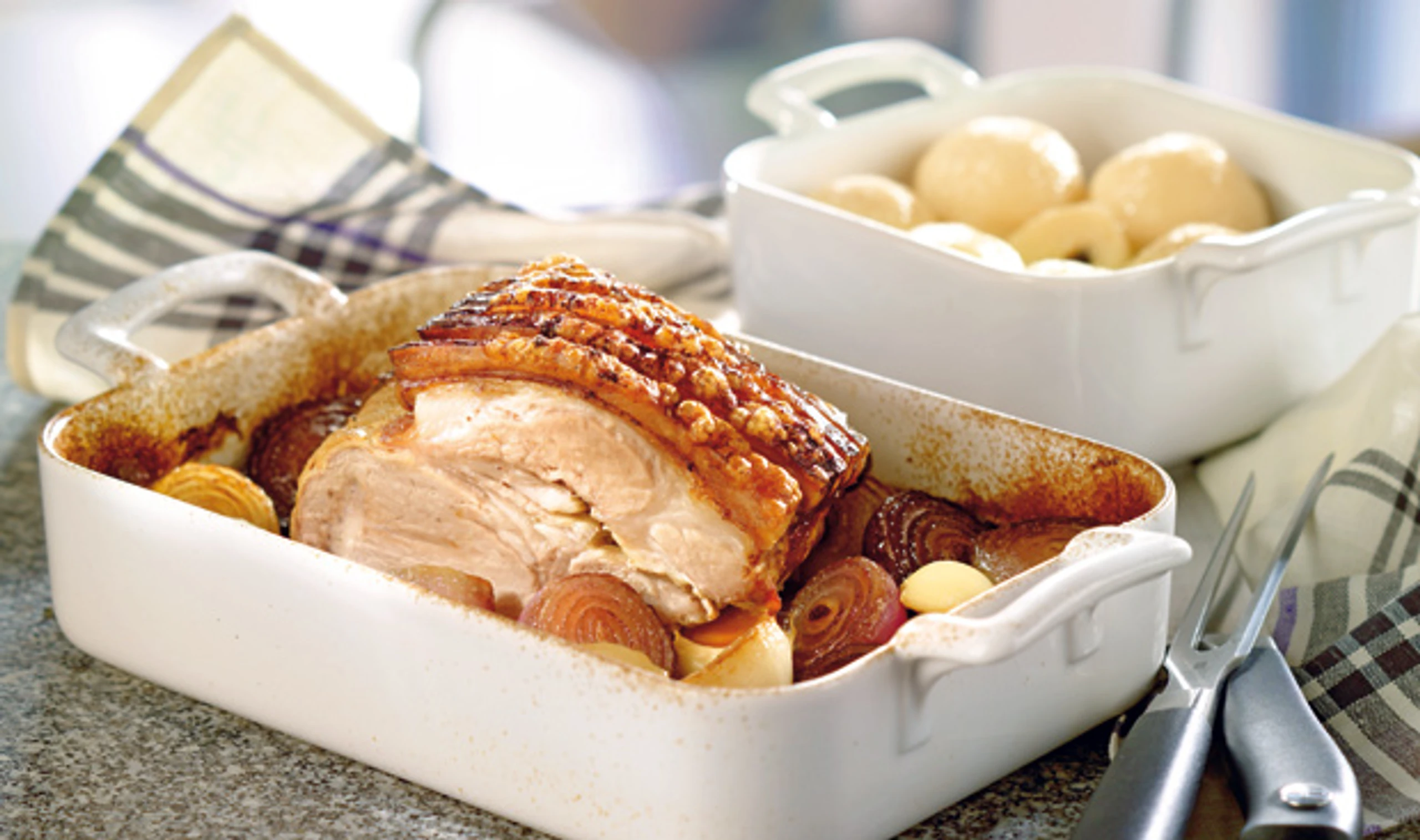 Schweinsbraten mit Zwiebeln und Erdäpfelknödel