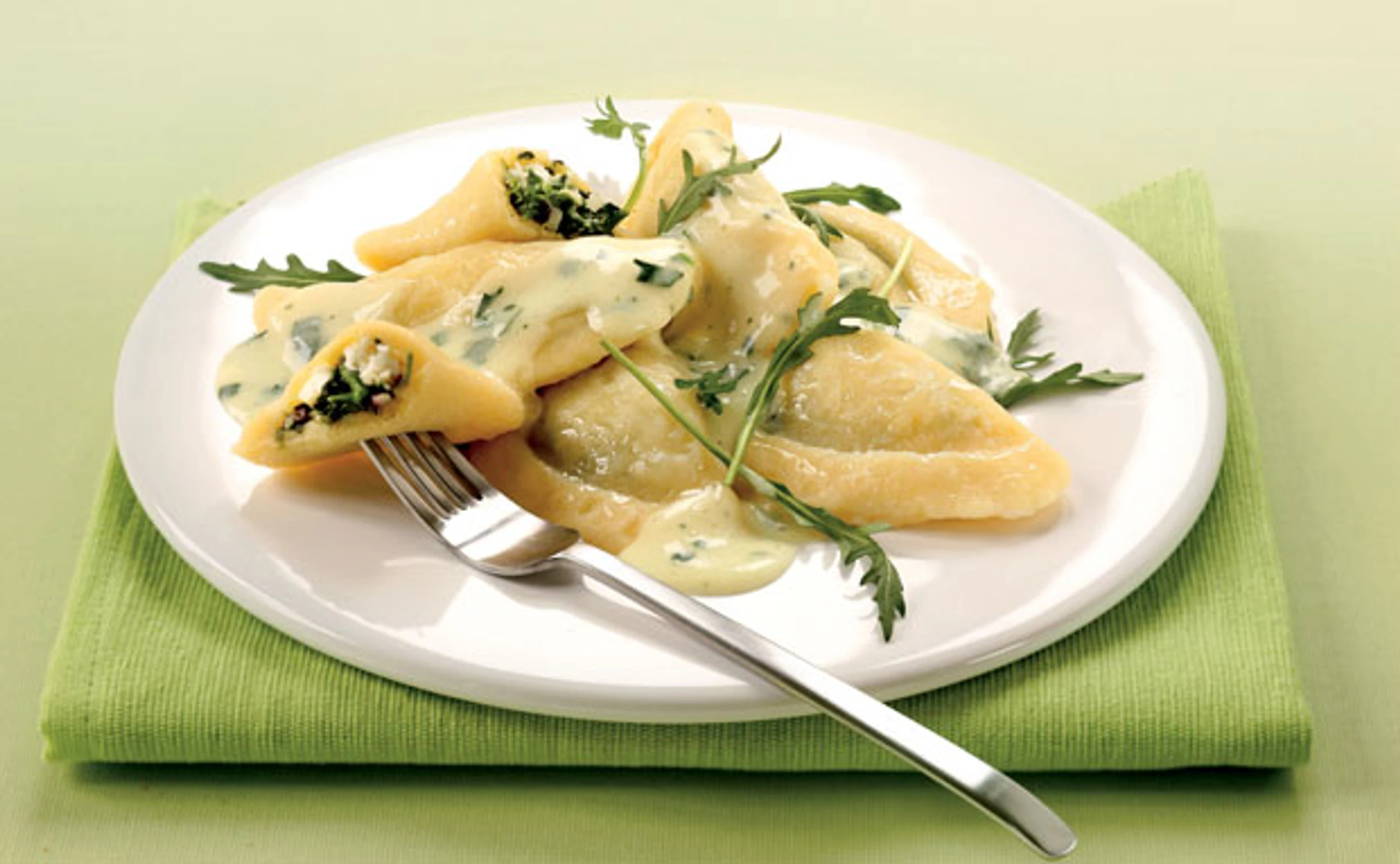 Erdäpfel-Spinattascherl mit Rucolasauce