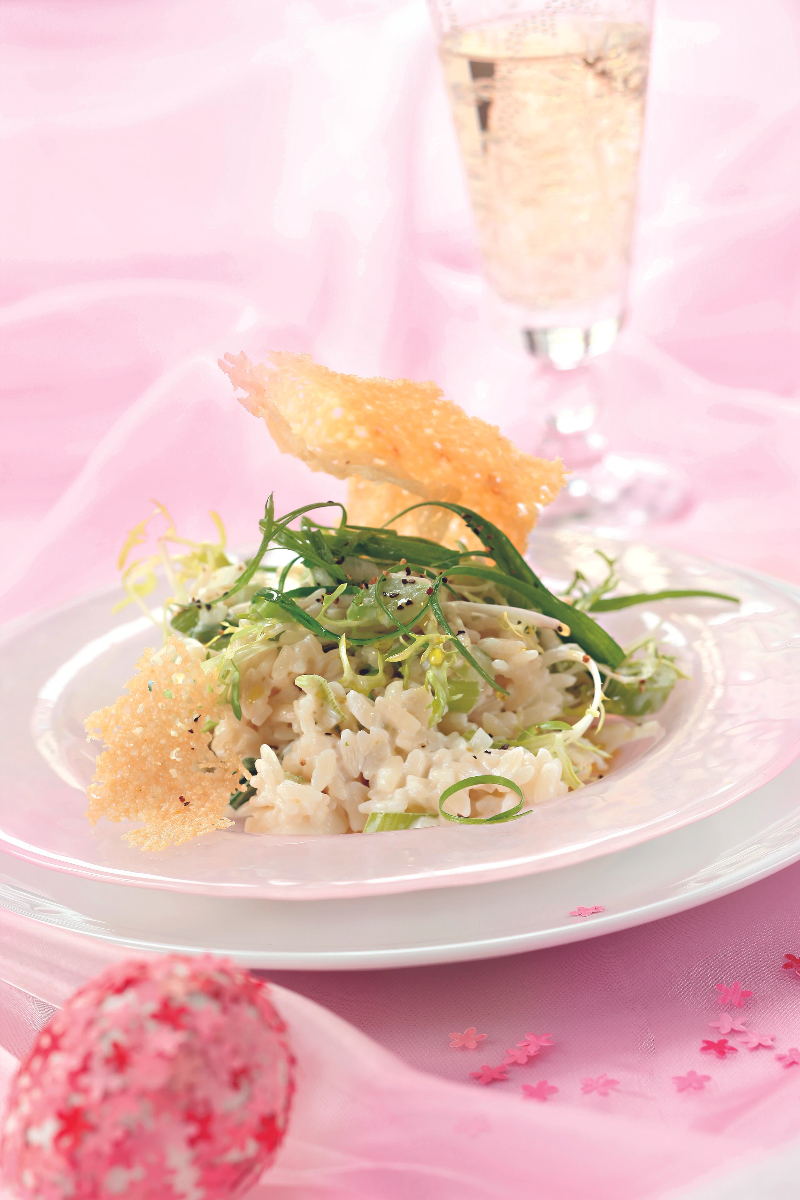 Frühlingsrisotto mit Spinat und Parmesancrackern