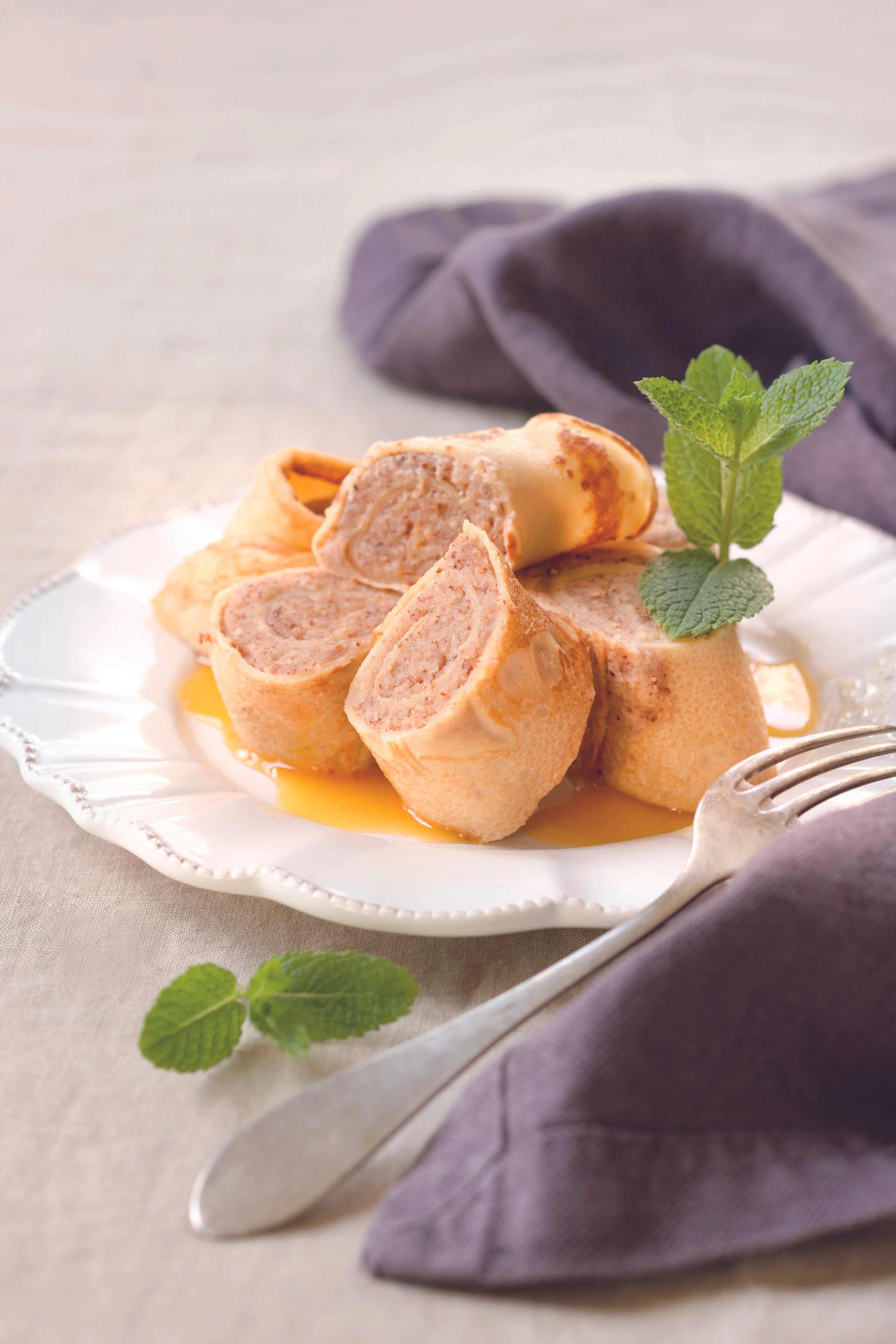 Palatschinken mit Nussfülle und Orangensauce