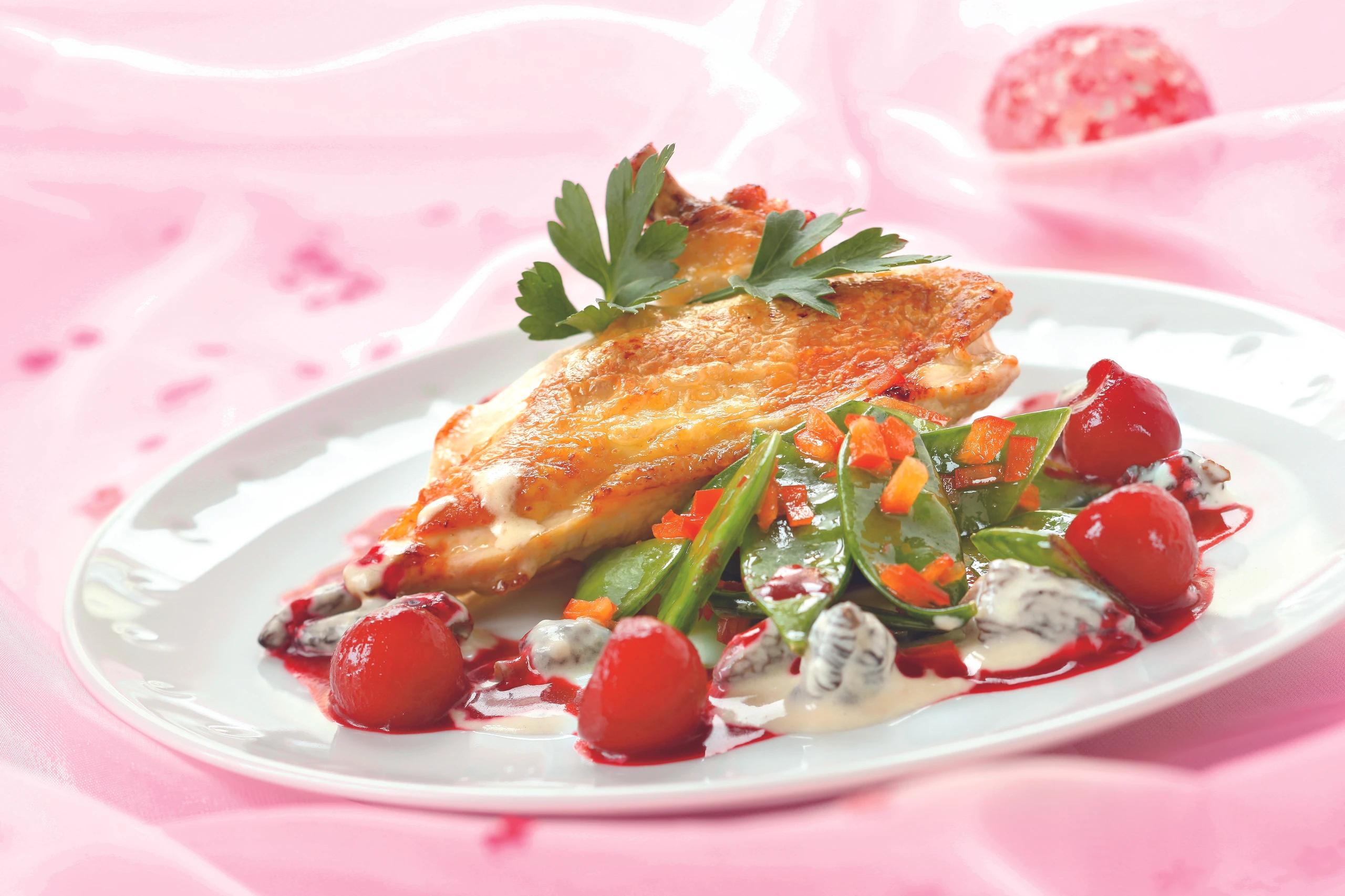 Hühnerfilet mit Erbsenschoten und roten Erdäpfeln