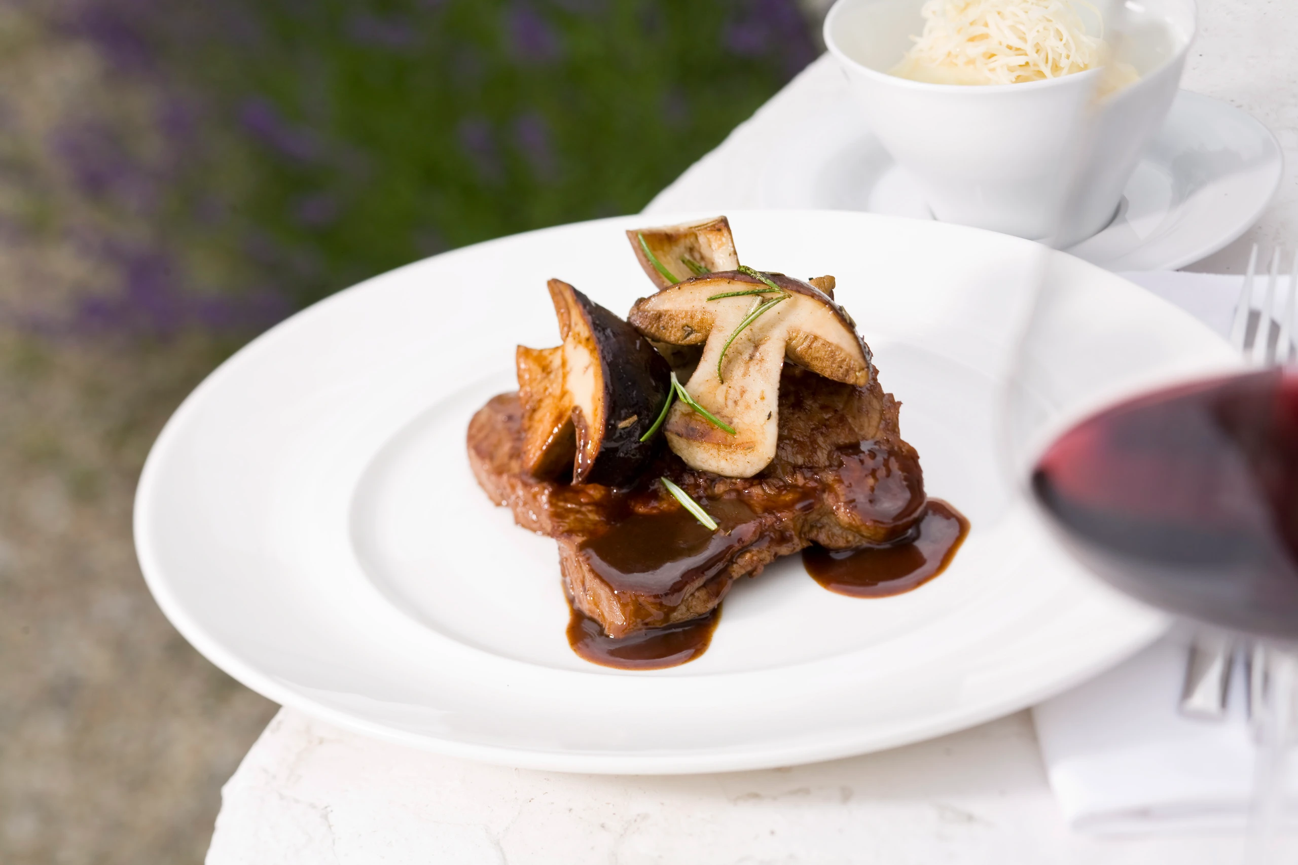 Rostbraten mit Steinpilzen und Krenpüree