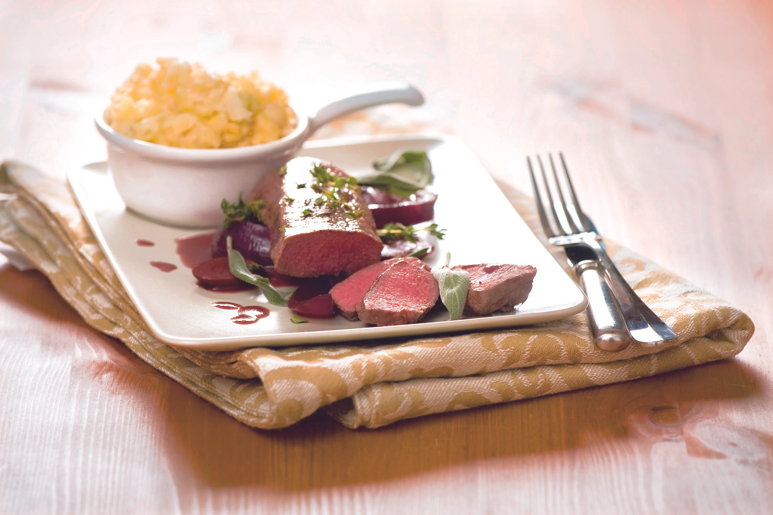 Lammrücken im Kräuterdampf mit Sellerie-Polenta