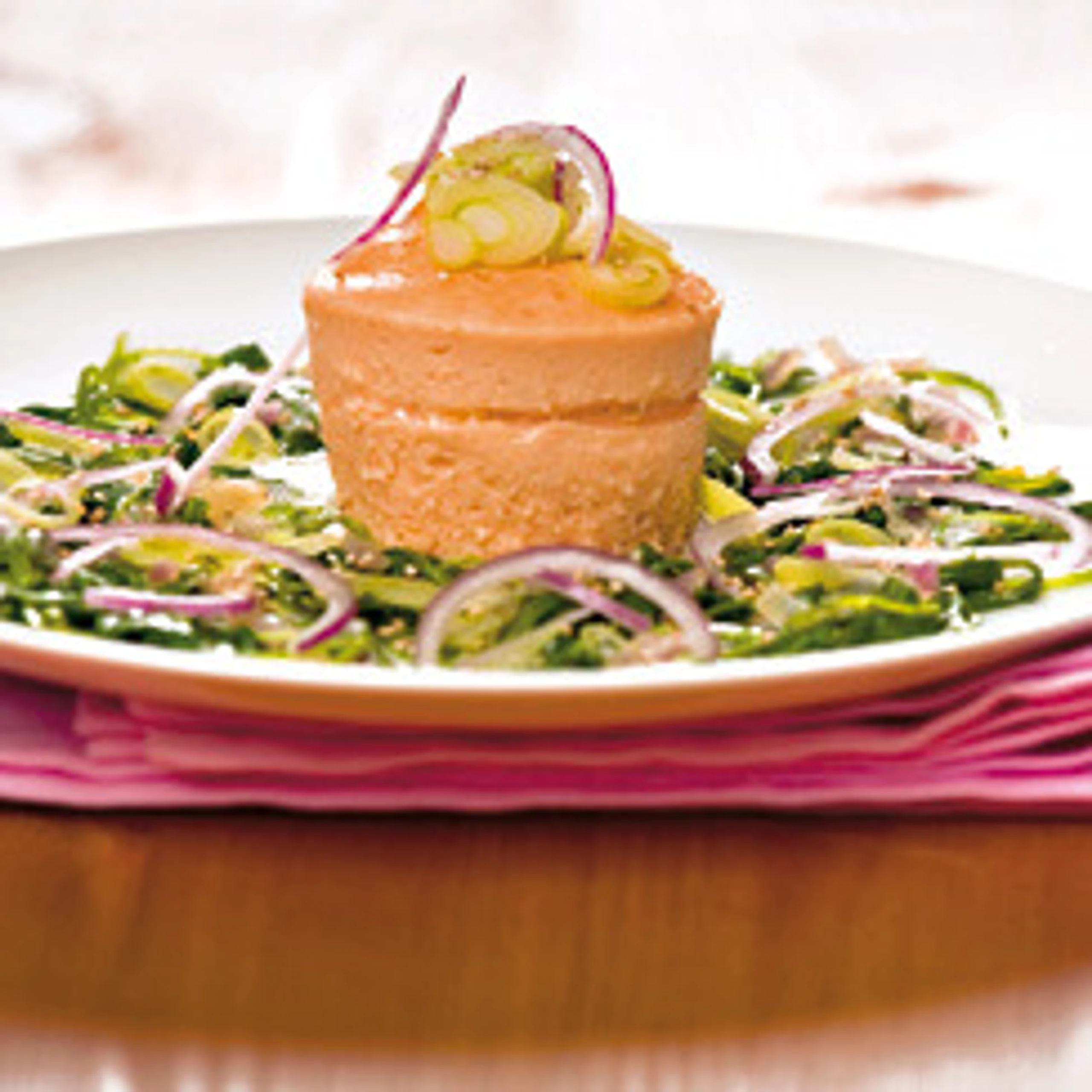 Lachs Pudding auf Kren Schaum mit Rucola Spinat