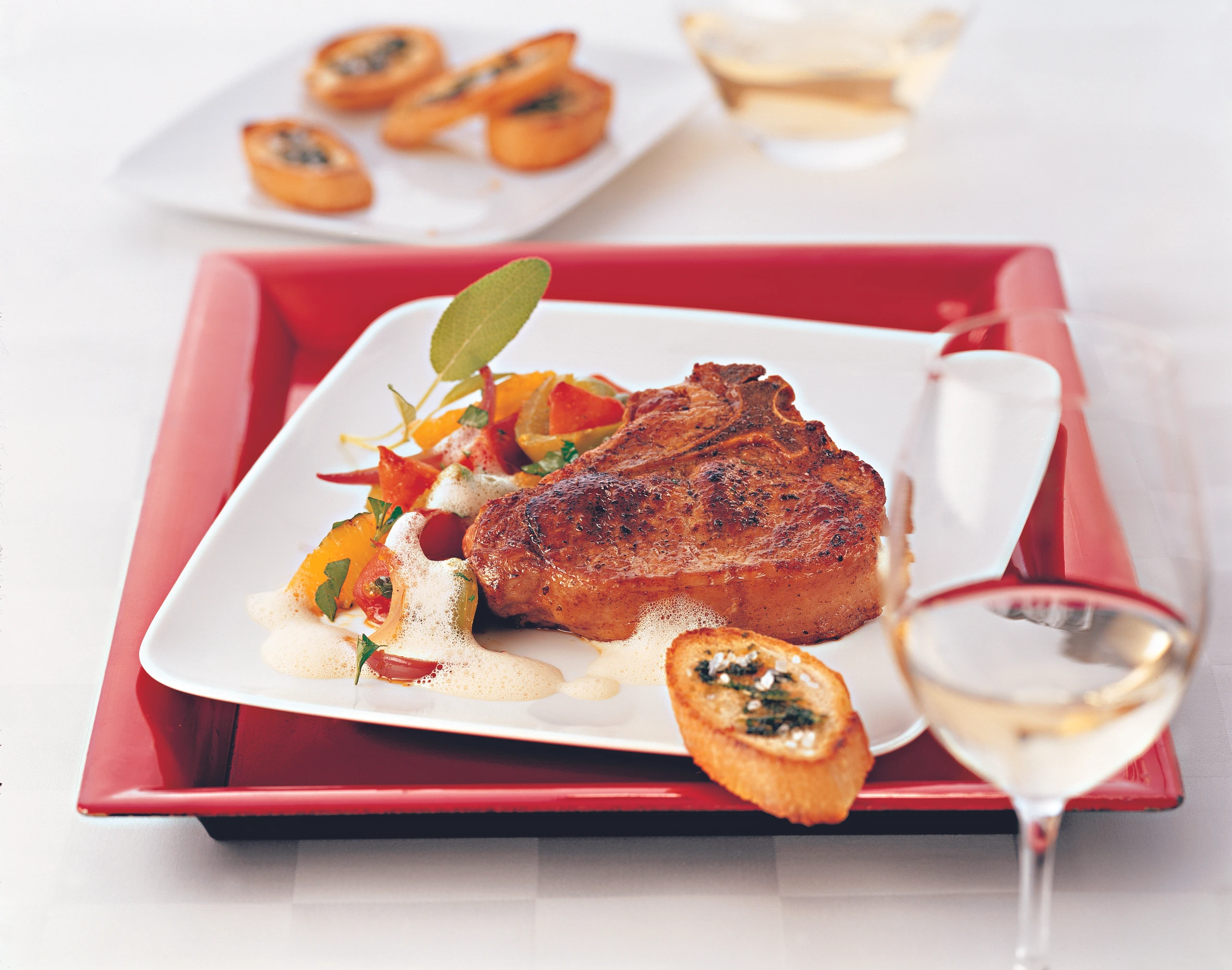 T-Bone Steak vom Kalb mit Salbei-Crostini und Paprikagemüse