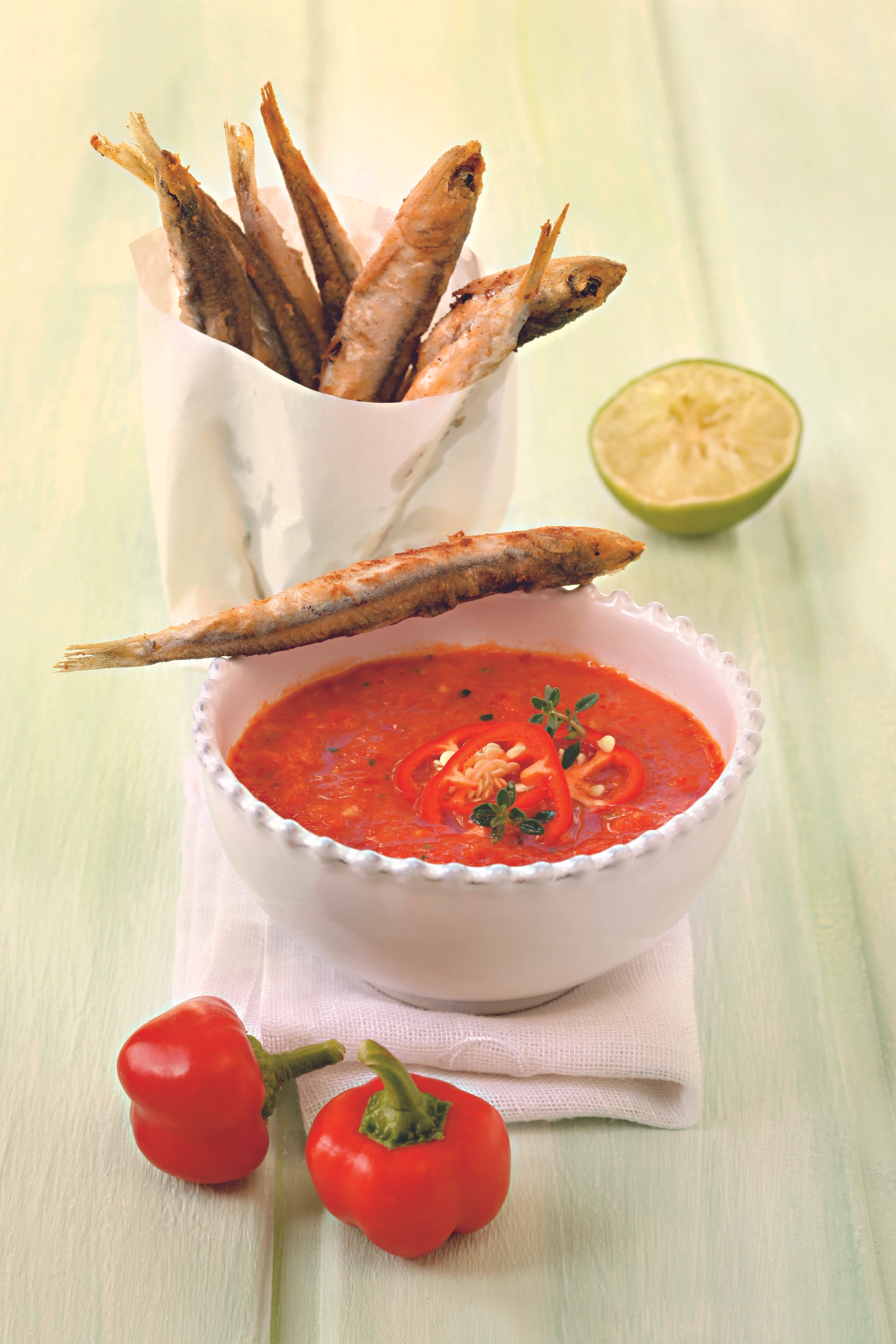 Paprikasuppe mit Knusperfischerln