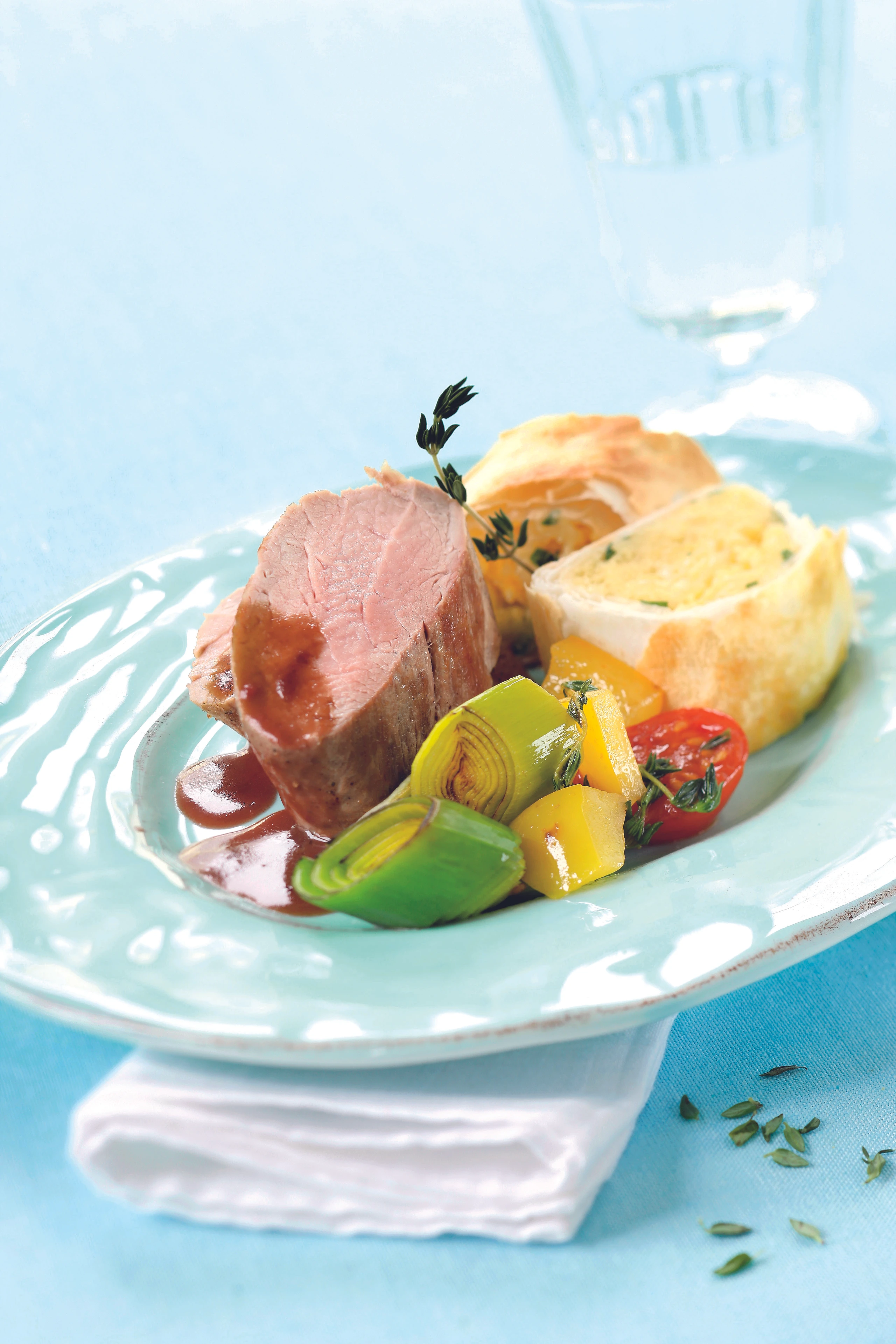 Schweinsfilet mit Gemüse und Erdäpfel Strudel