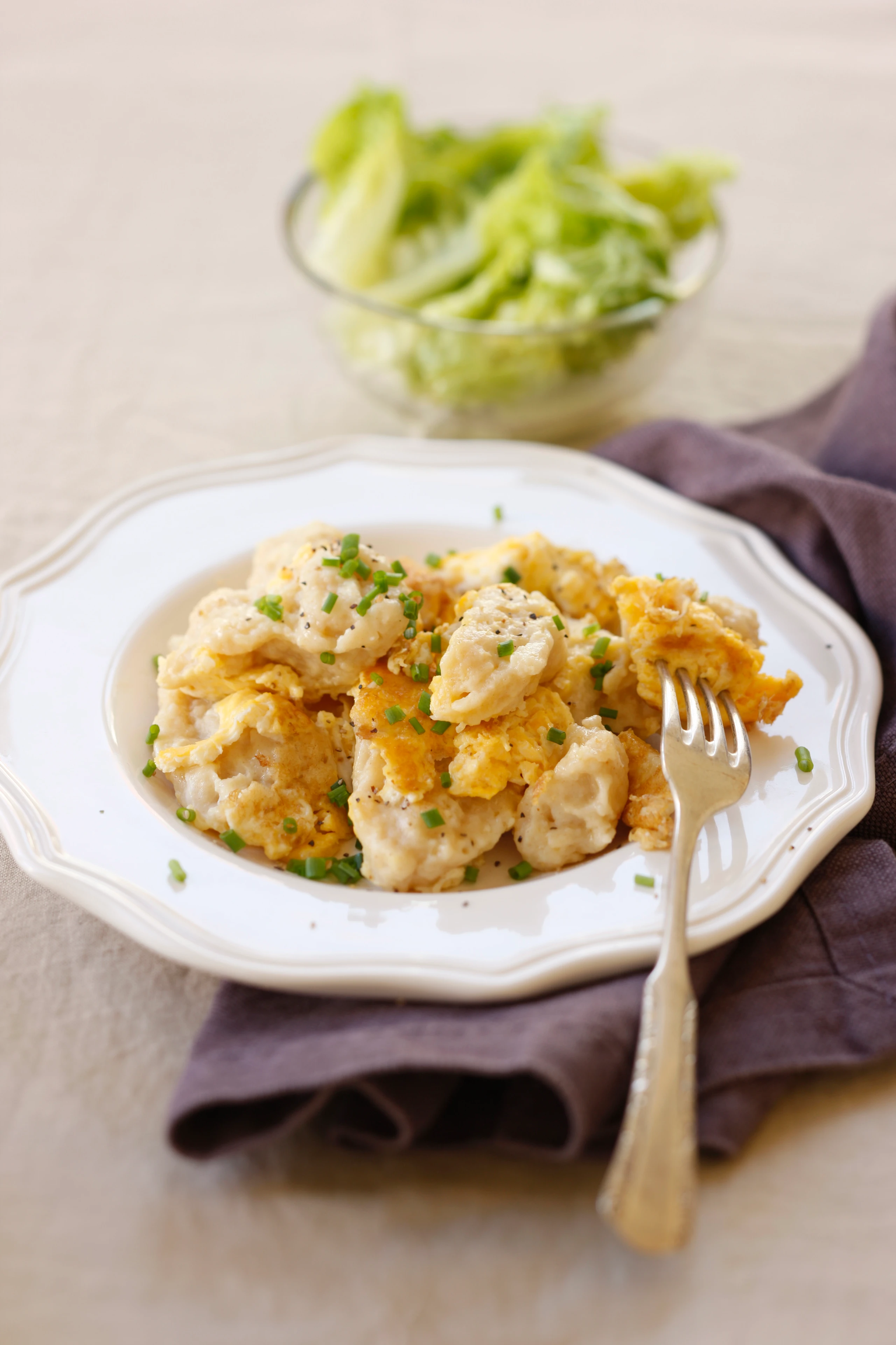 Eiernockerln mit Schnittlauch und marinierten Salatherzen