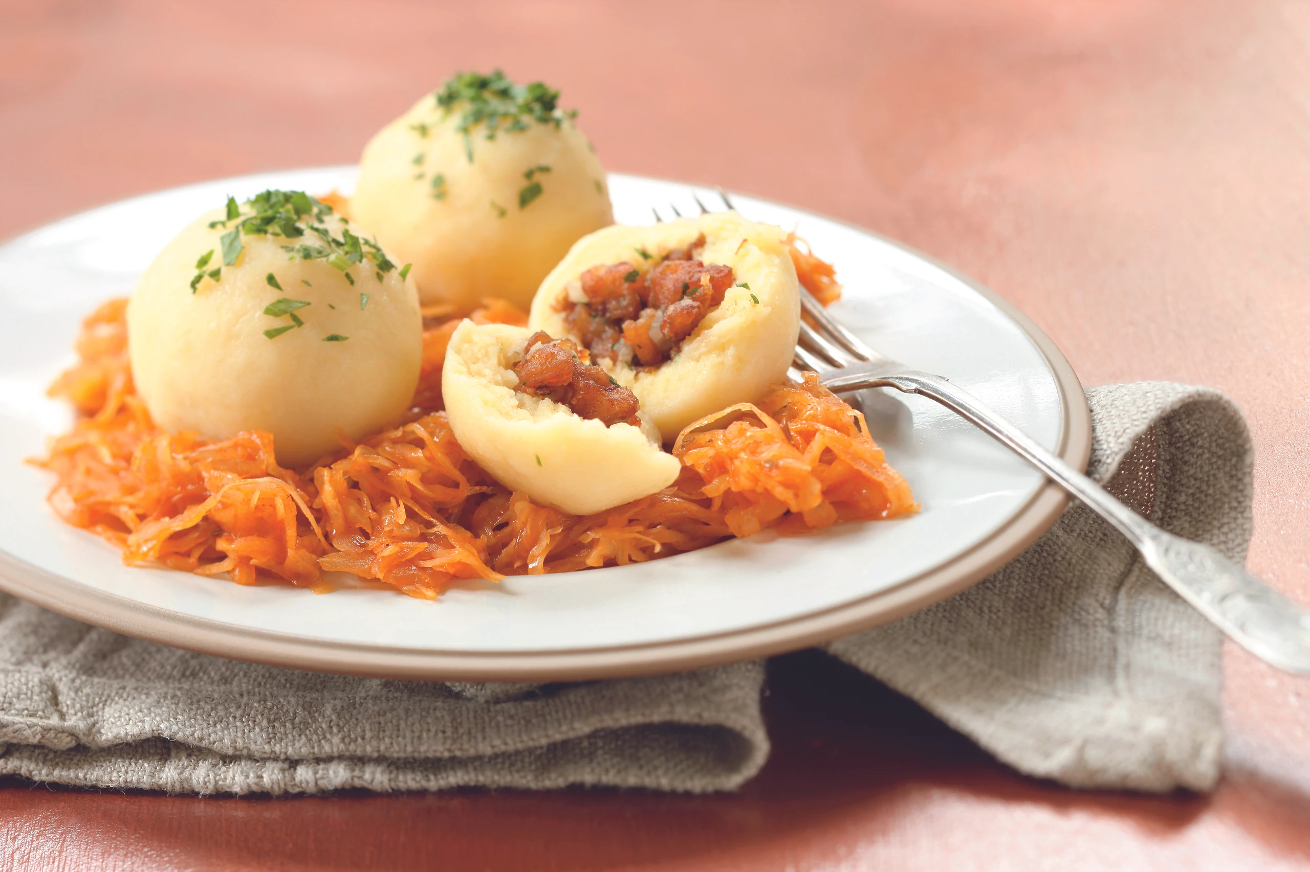 Grammelknödel mit Paprikakraut