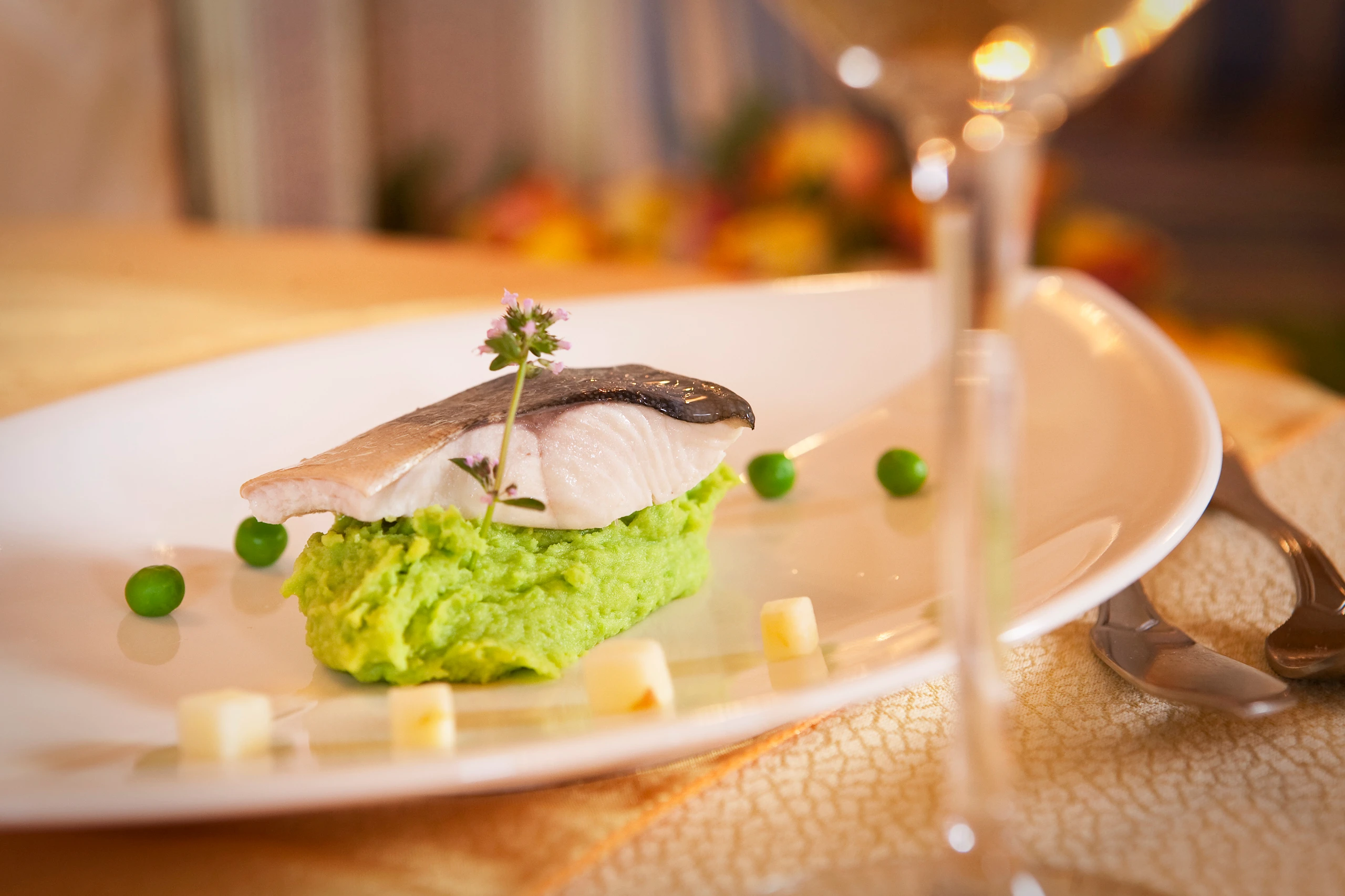 Saiblingsfilet auf Erbsen-Apfelpüree
