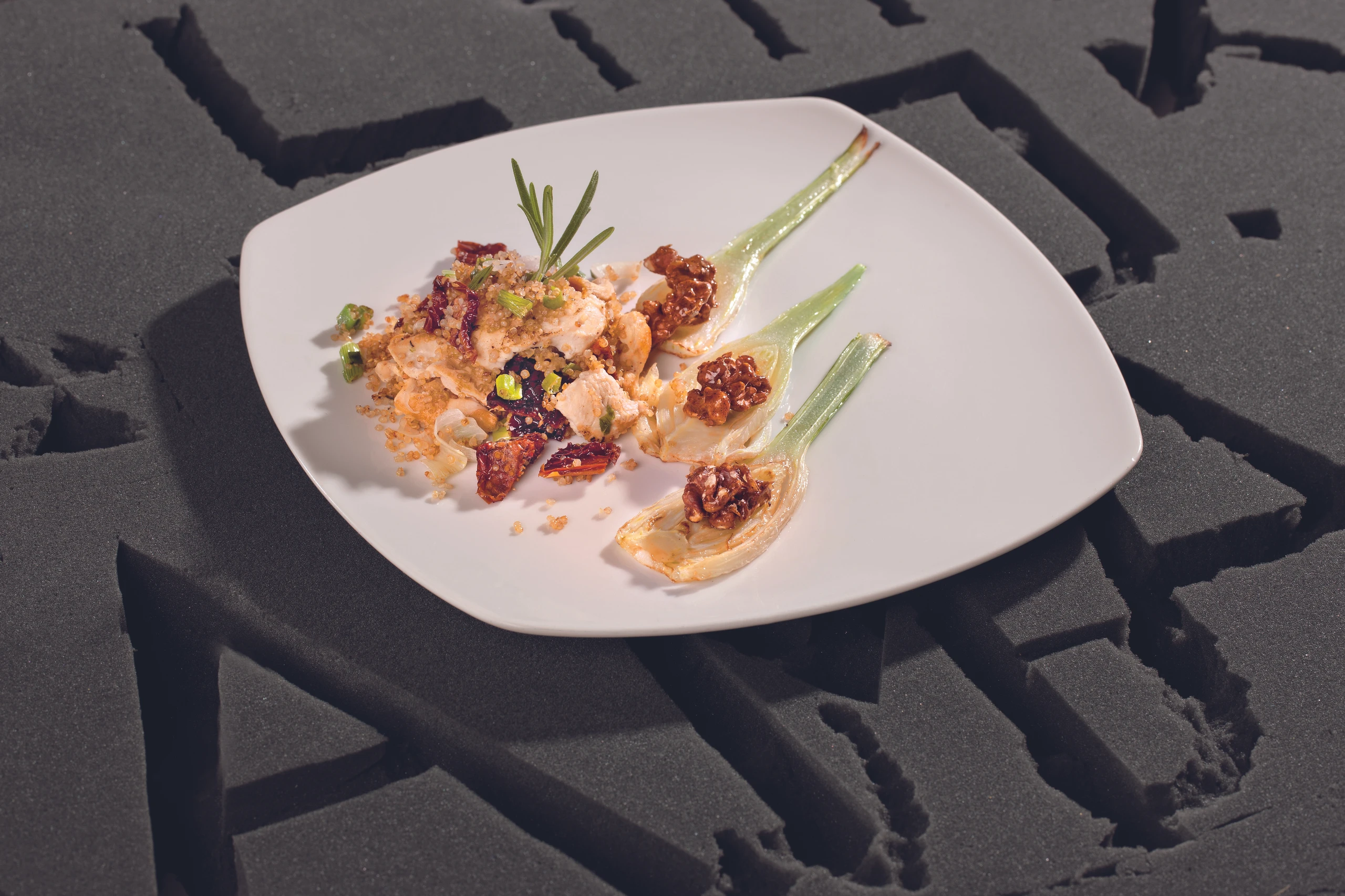 Perlhuhn-Quinoapfanne mit Fenchel und Chilinüssen