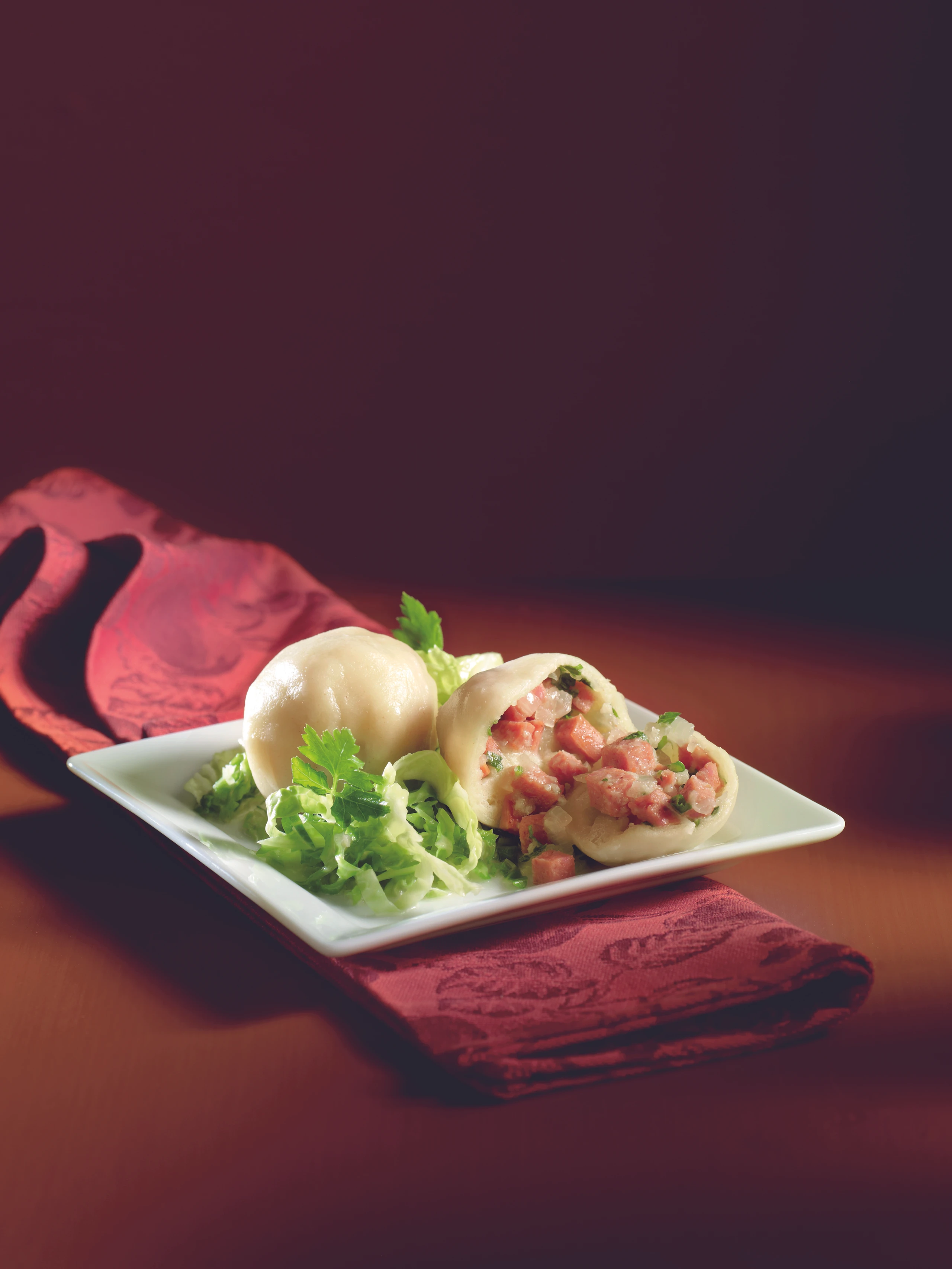 Wurstknödel auf Rahmkohl