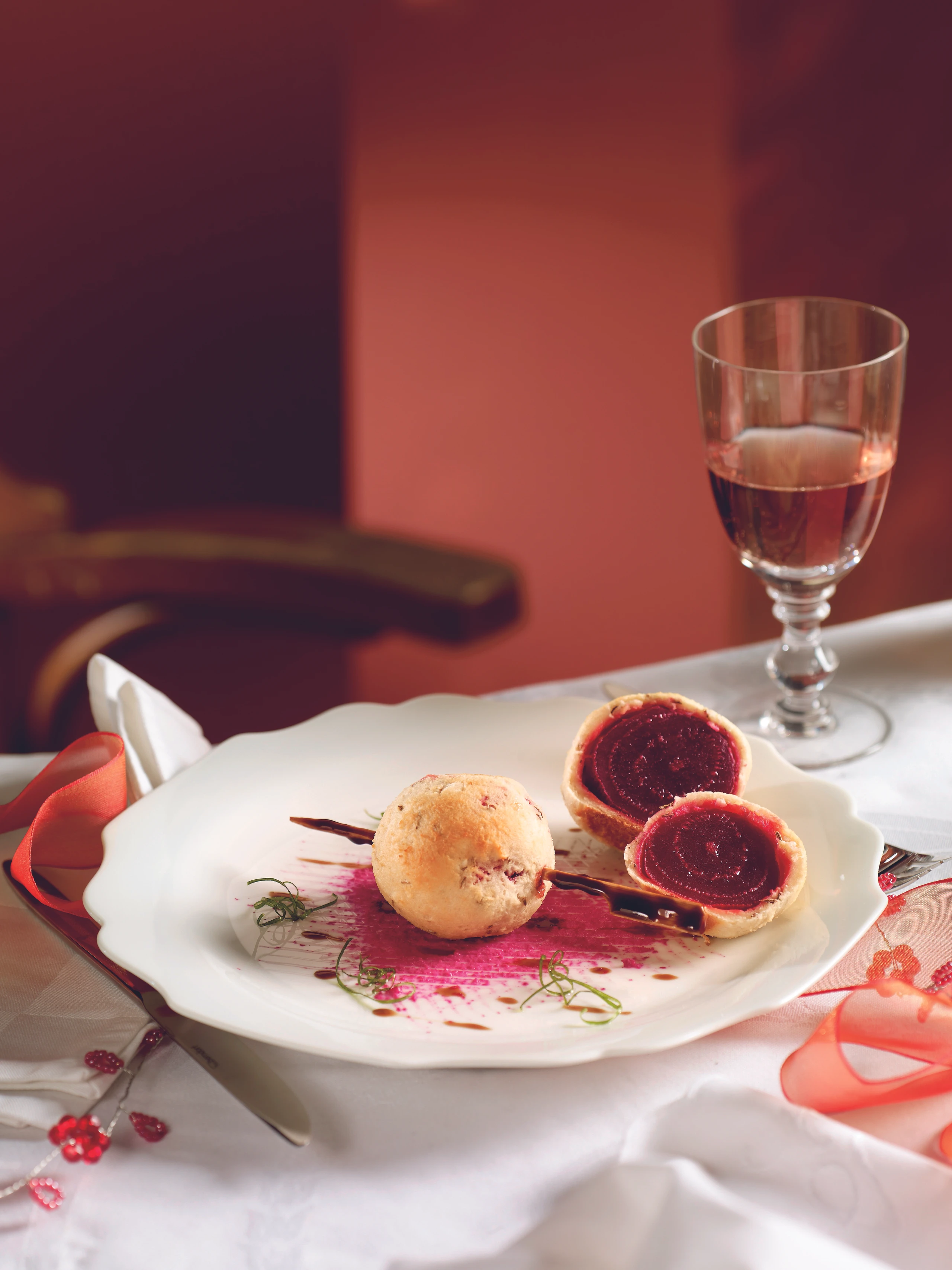 Rote Rüben in der Kümmel-Krenkruste auf Balsamico-Spieß