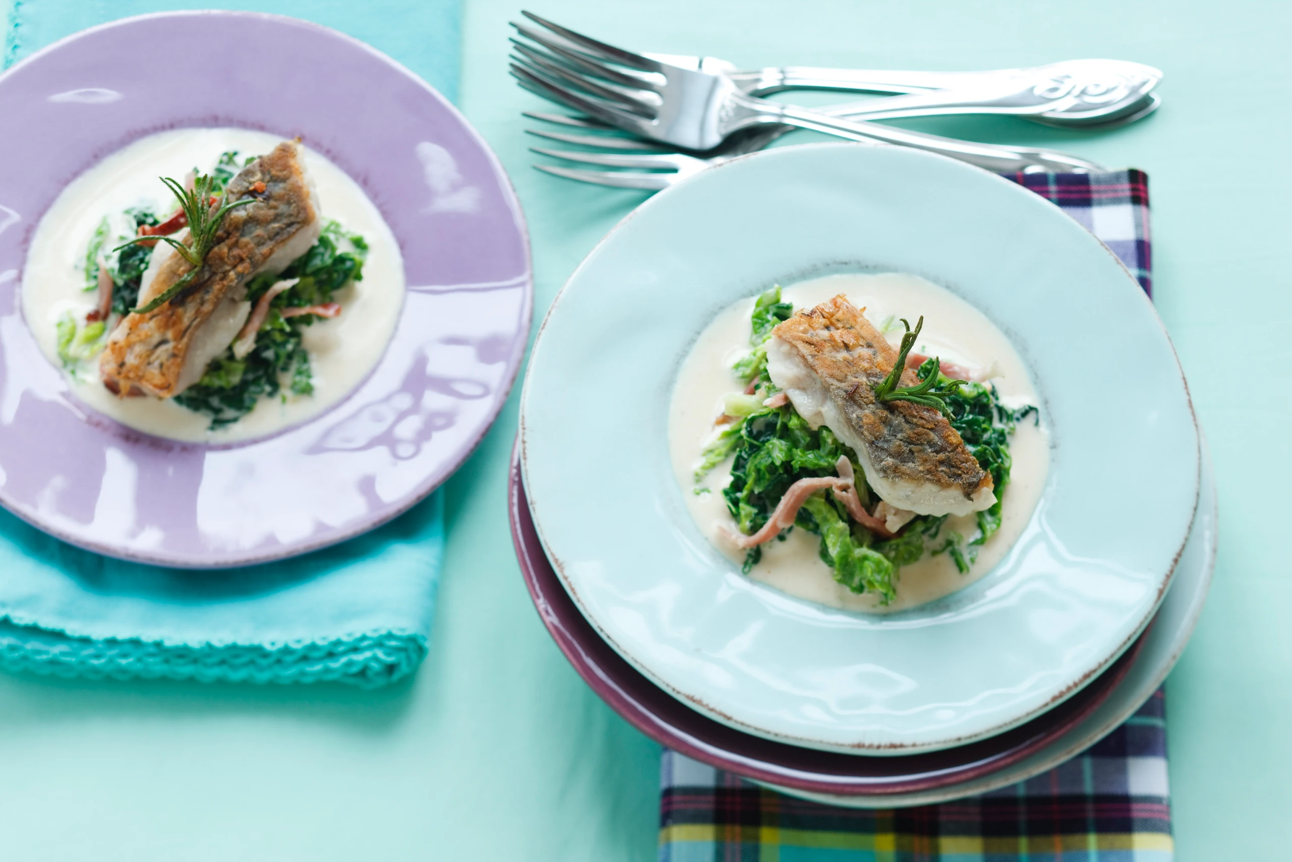 Knuspriger Karpfen mit eingemachtem Grünkohl