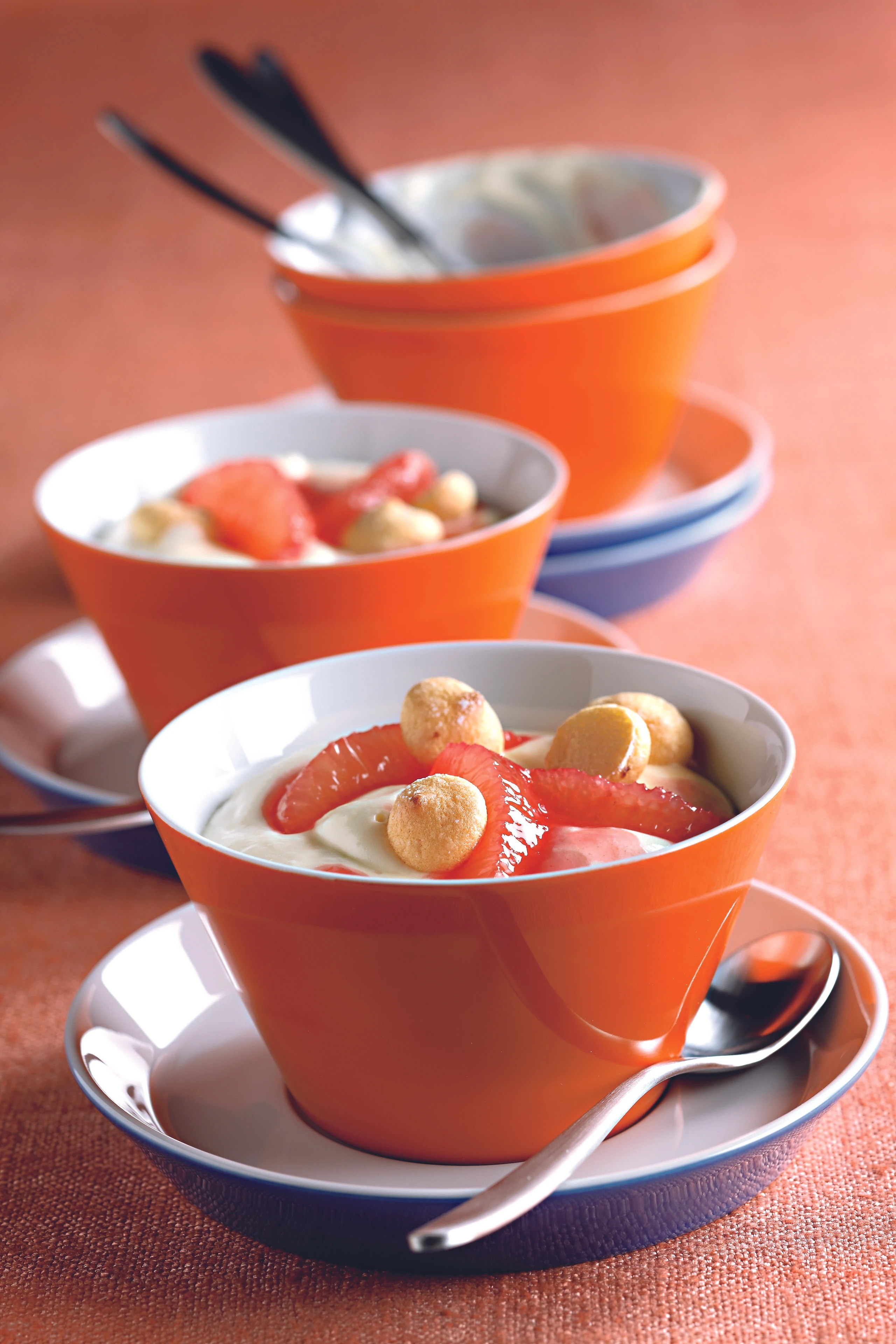 Topfencreme mit Zitrusgarnitur und Biskotten