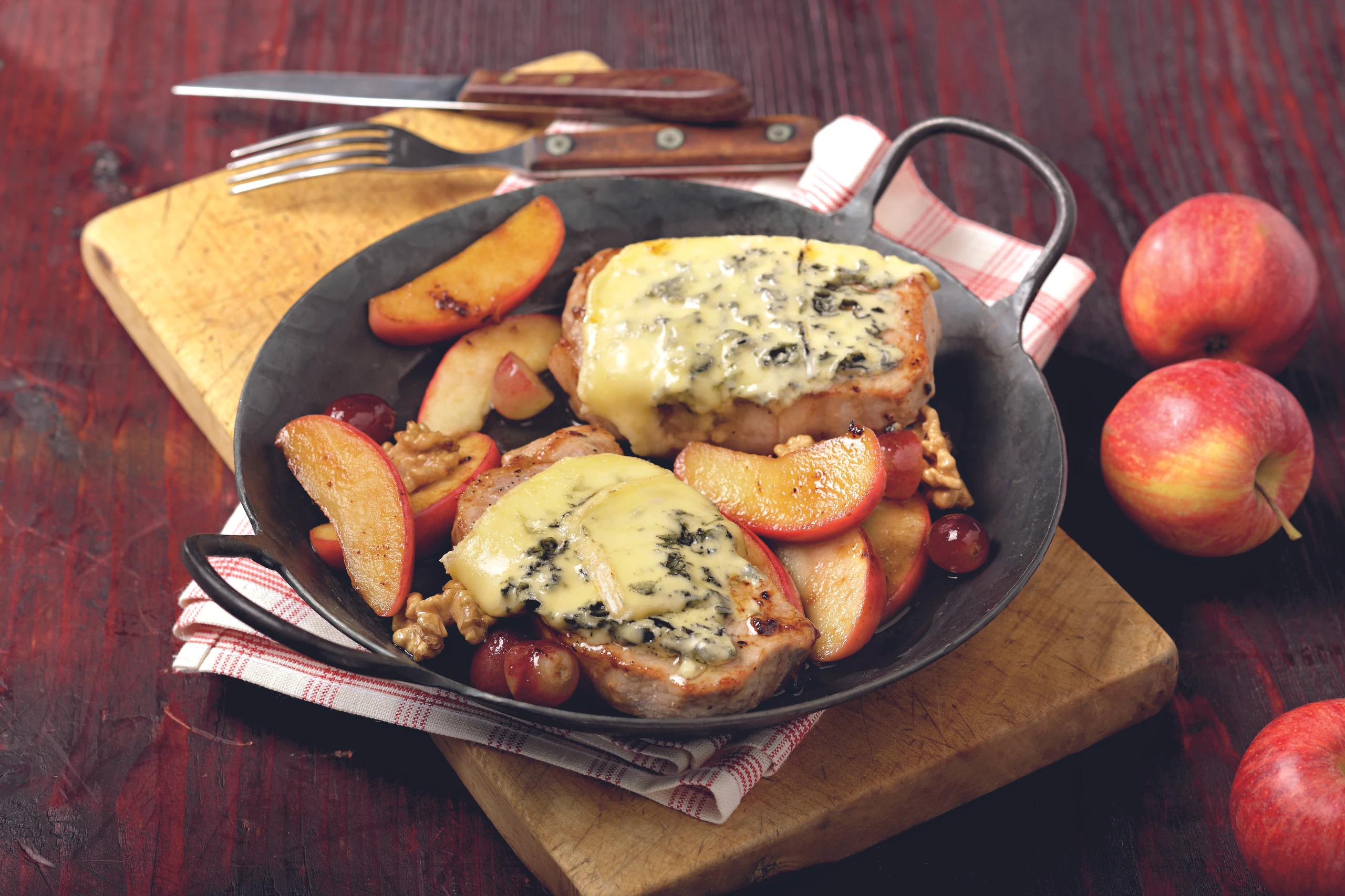 Überbackenes Schweinssteak mit Edelschimmelkäse