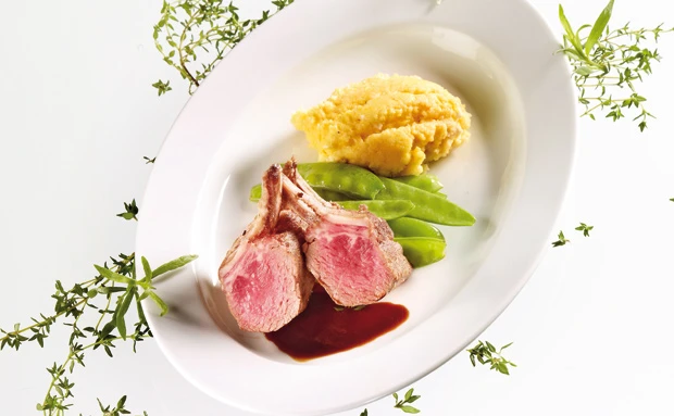 Lammrückenfilets im Kräuter-Milchfond mit Taleggio-Polenta
