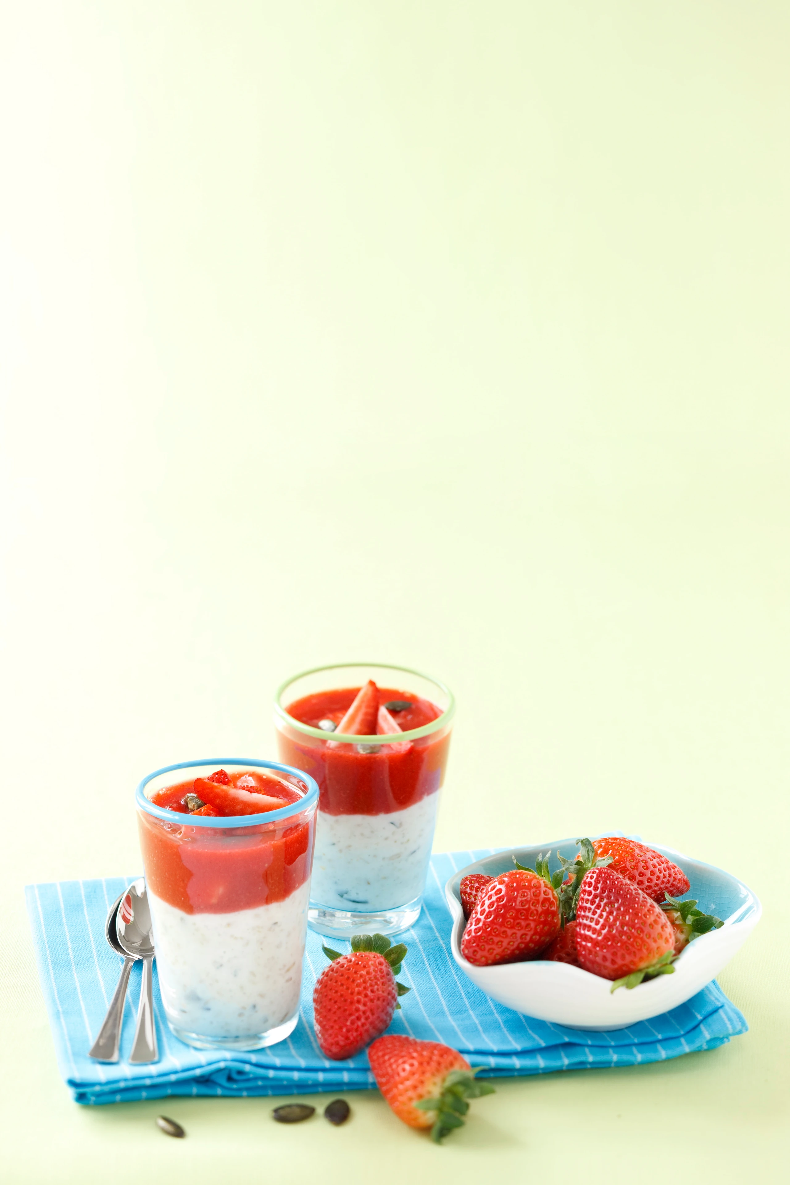 Minzecreme mit Erdbeersauce
