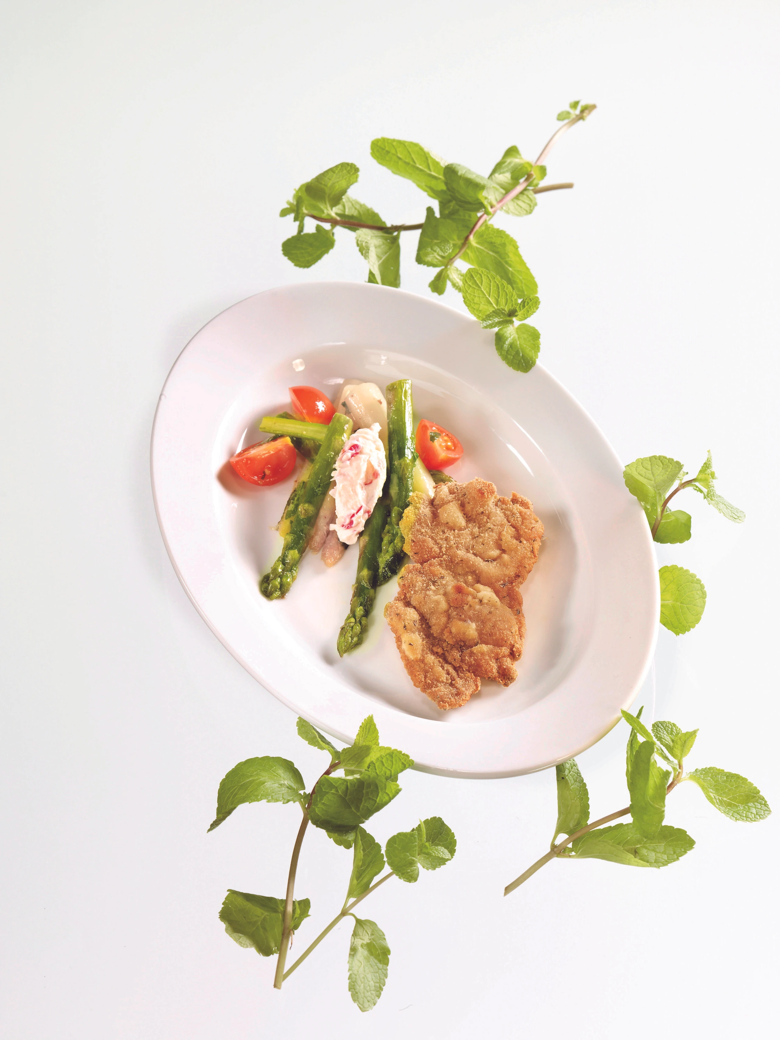 Lammschnitzel mit Spargelgemüse und Radieschencreme