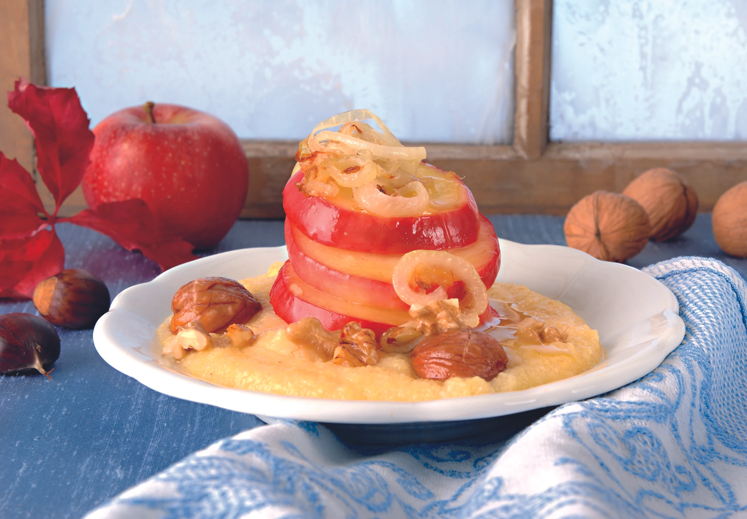Gebratene Äpfel mit Zwiebeln, Maroni, Nüssen und Parmesan-Polenta