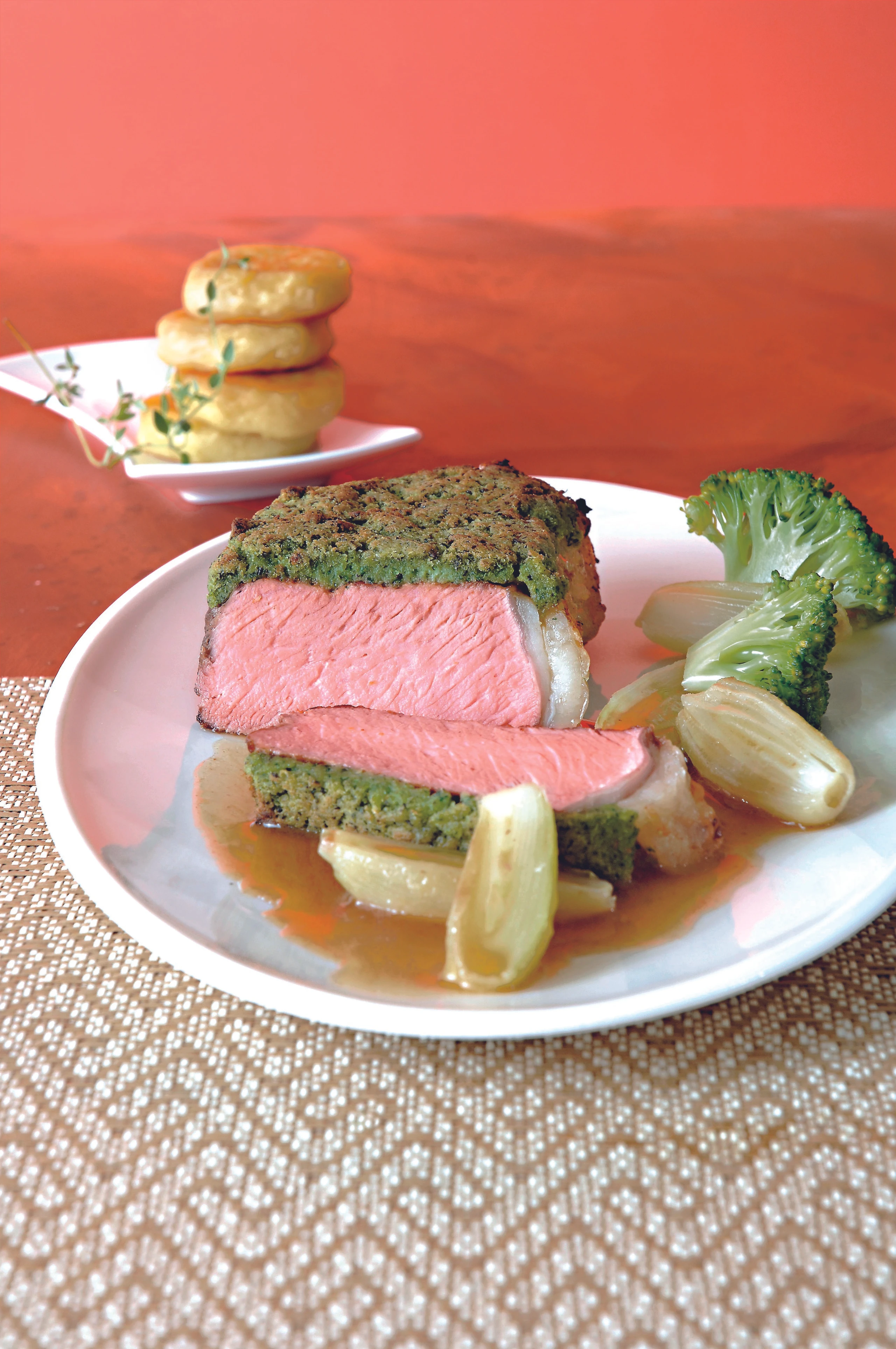 Entrecôte double mit Kräuterkruste und Erdäpfelkrapferln