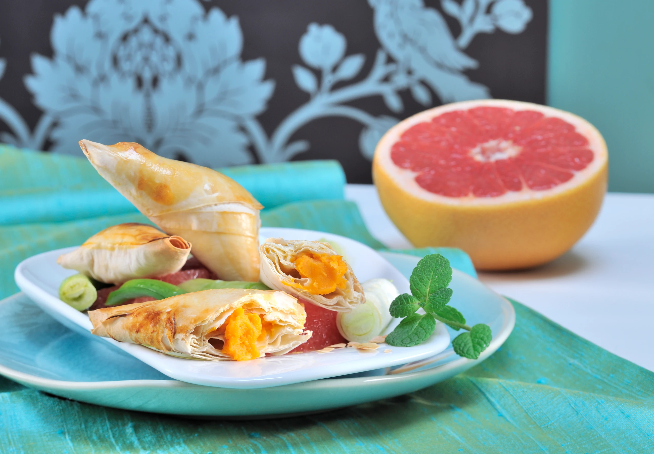 Süßkartoffeltascherln auf Jungzwiebeln und Grapefruit