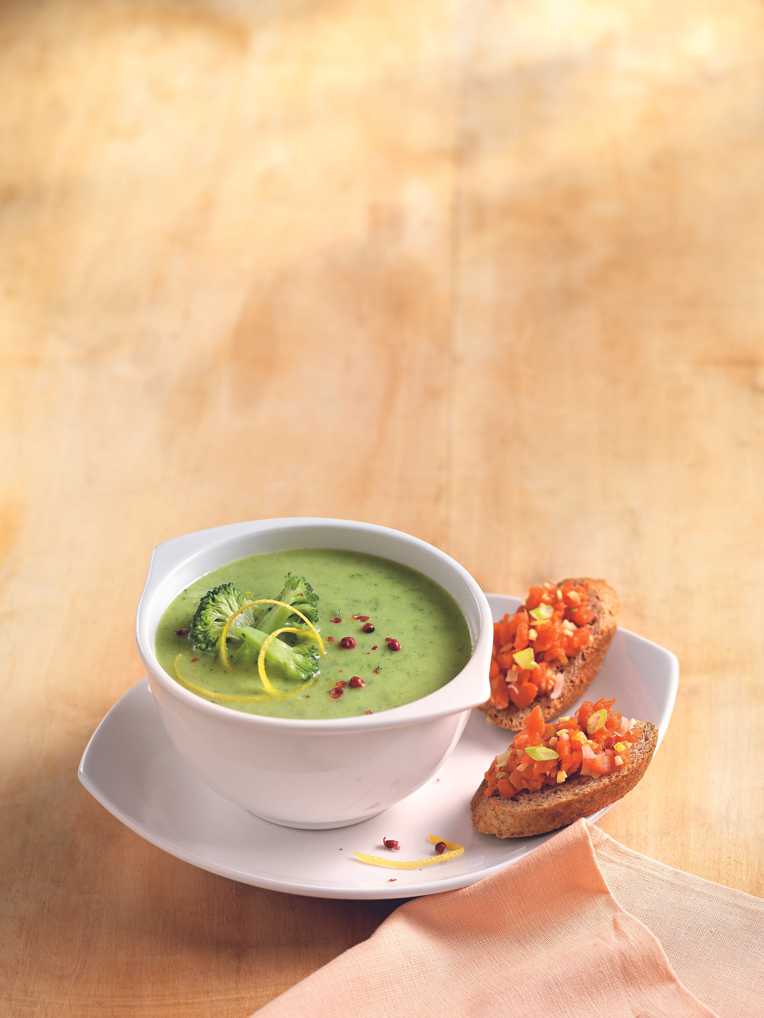 Brokkoli-Suppe mit Räucherlachs-Crostini
