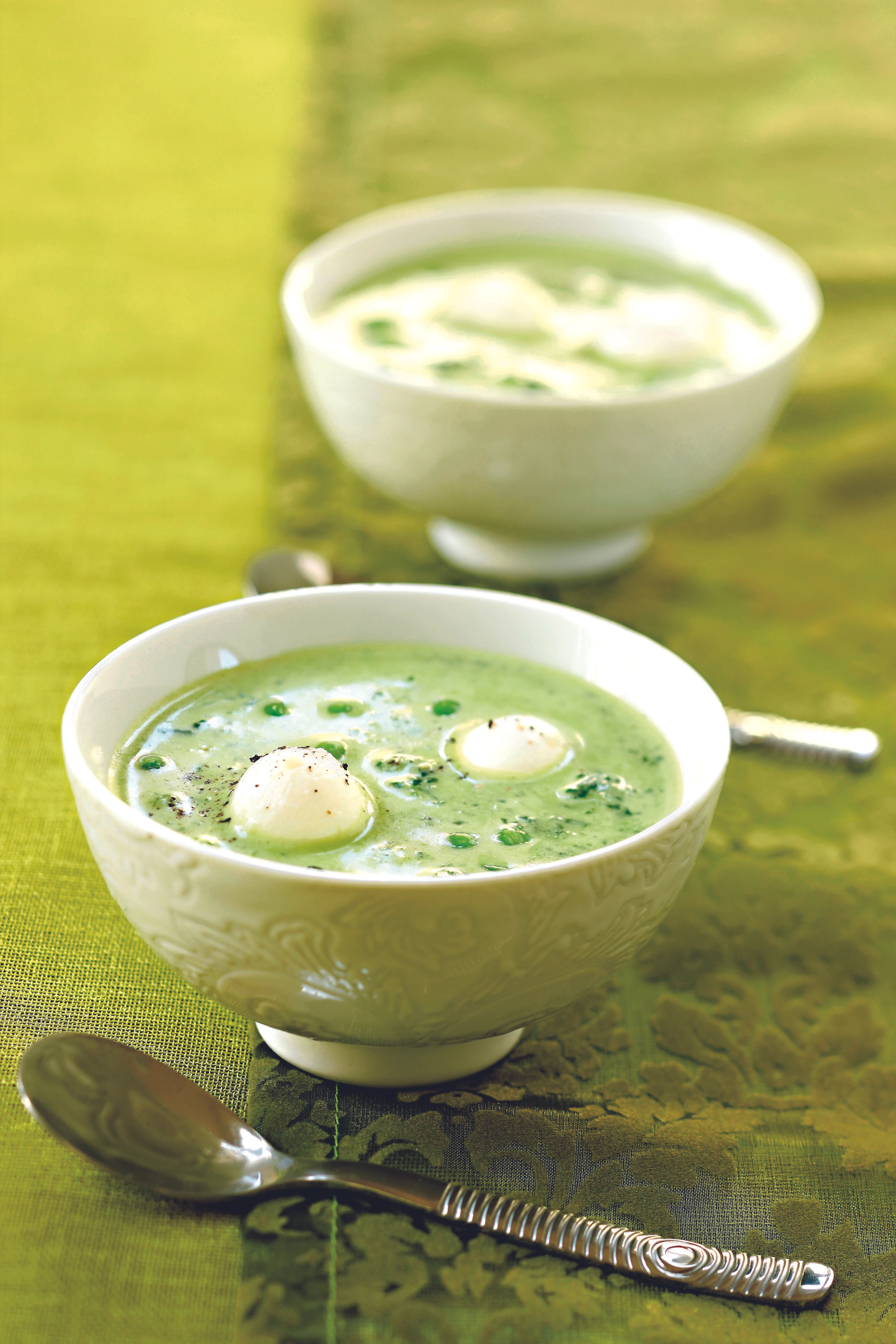 Mangold-Erbsensuppe mit Mozzarella